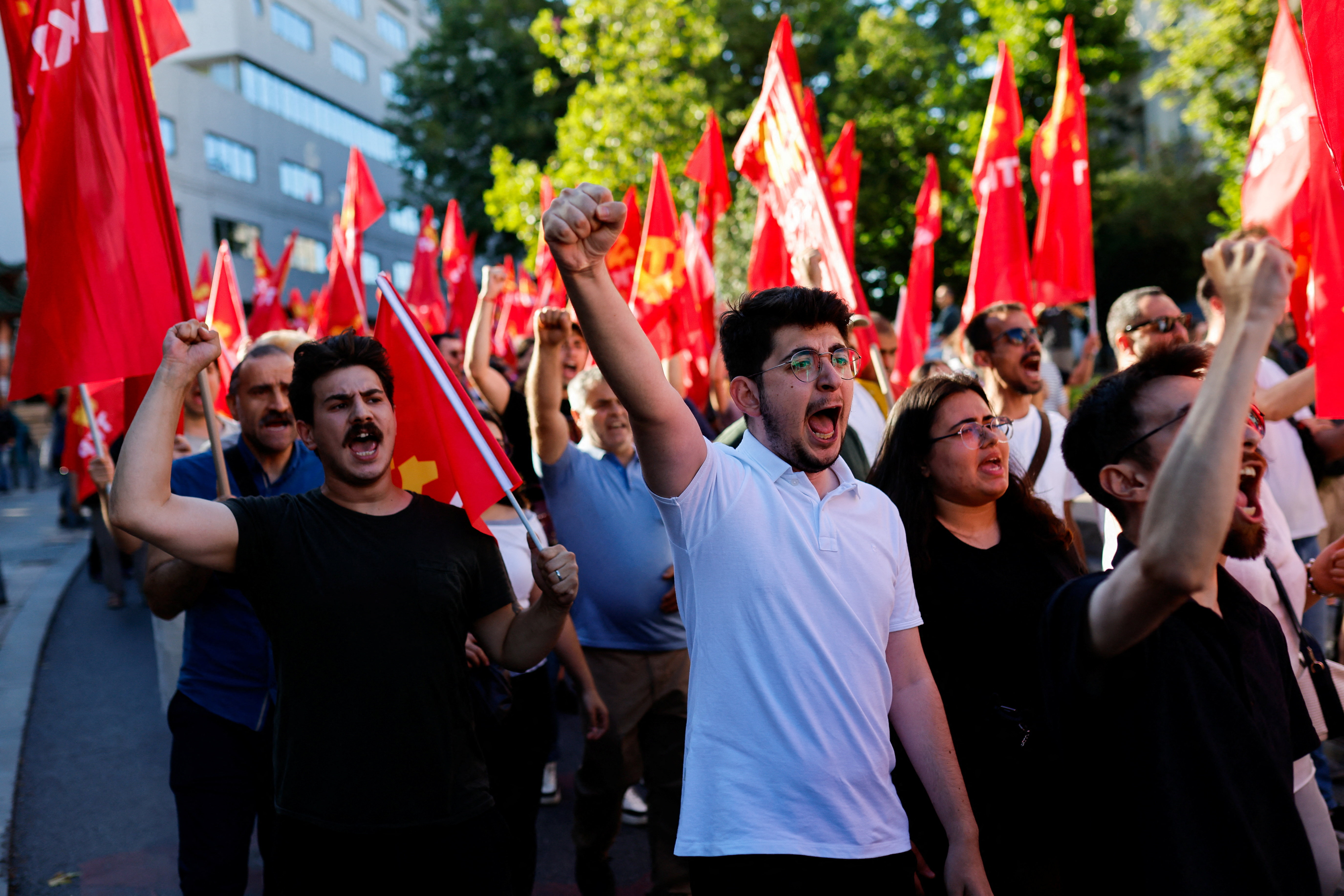 Protesti pred vrhom Nata v Istanbulu