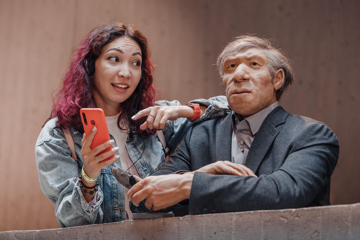 neandertalec v obleki Berlinski muzej neandertalcev