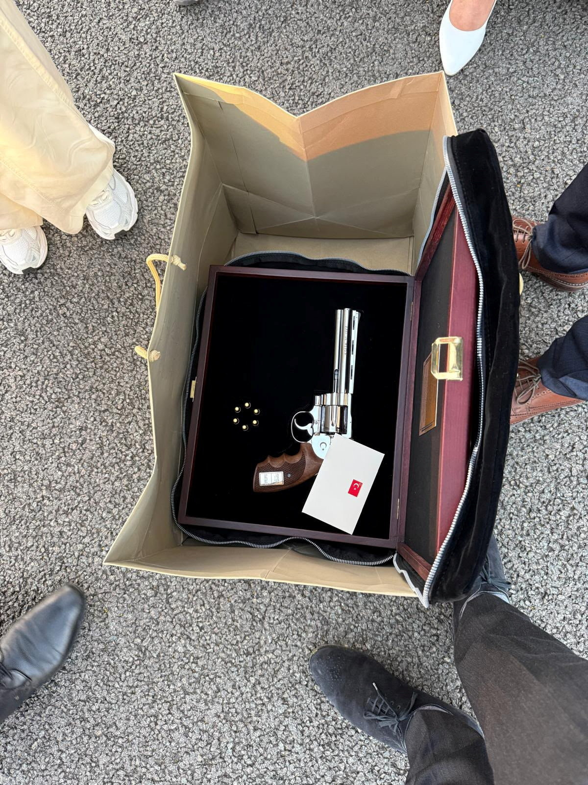 Revolver, Erdogan, belgijski premier Bart De Wever