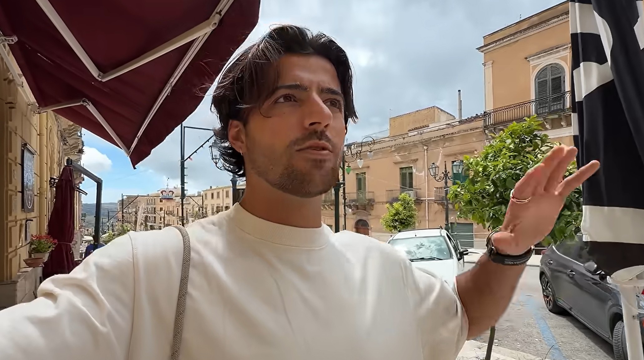 YouTuber Ben Morris v Sambuci, Sicilija, Italija