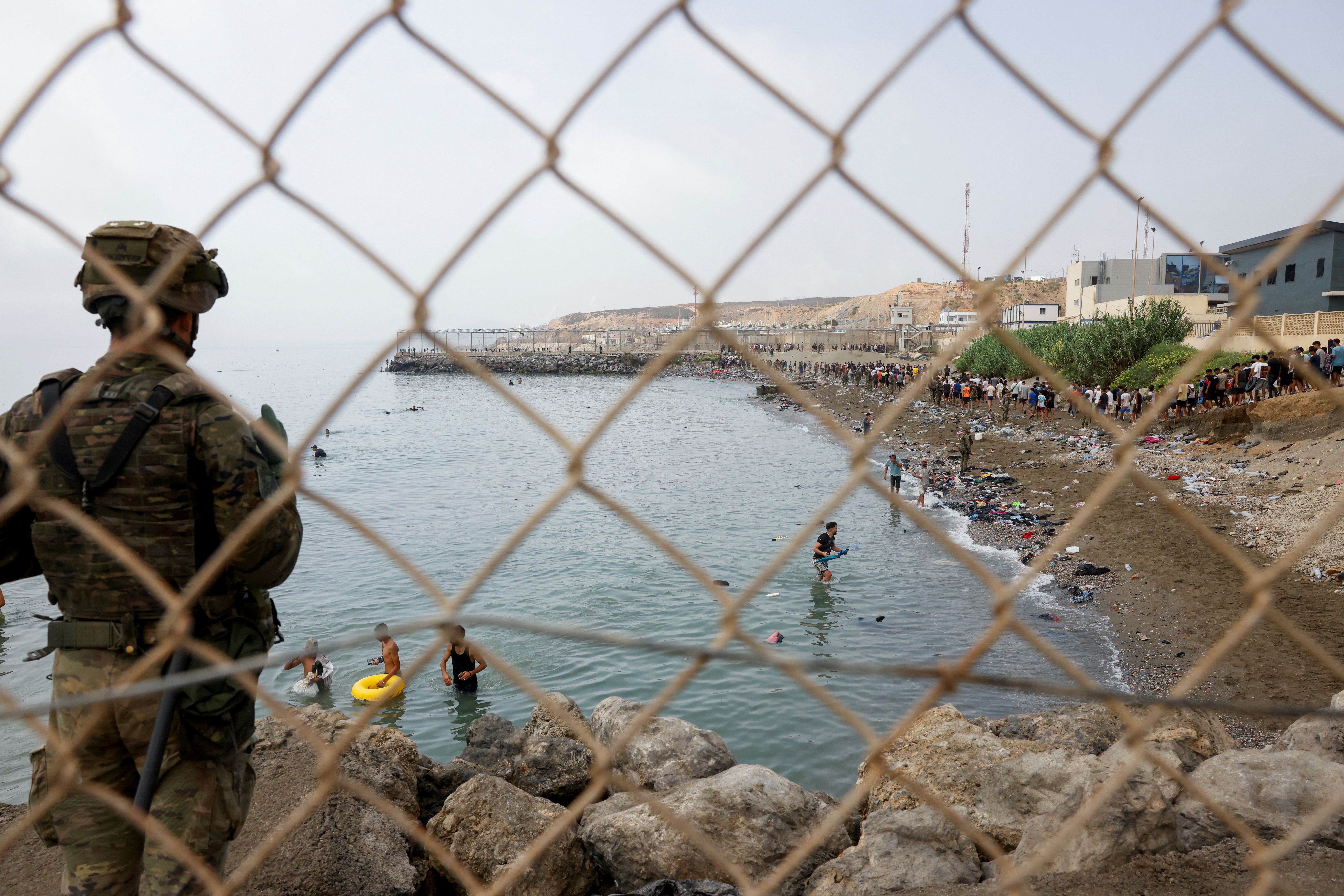 Vojak spremlja migrante v Ceuti