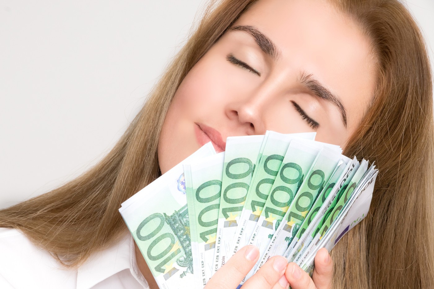 ženska s pahljačo iz 100 evrskih bankovcev