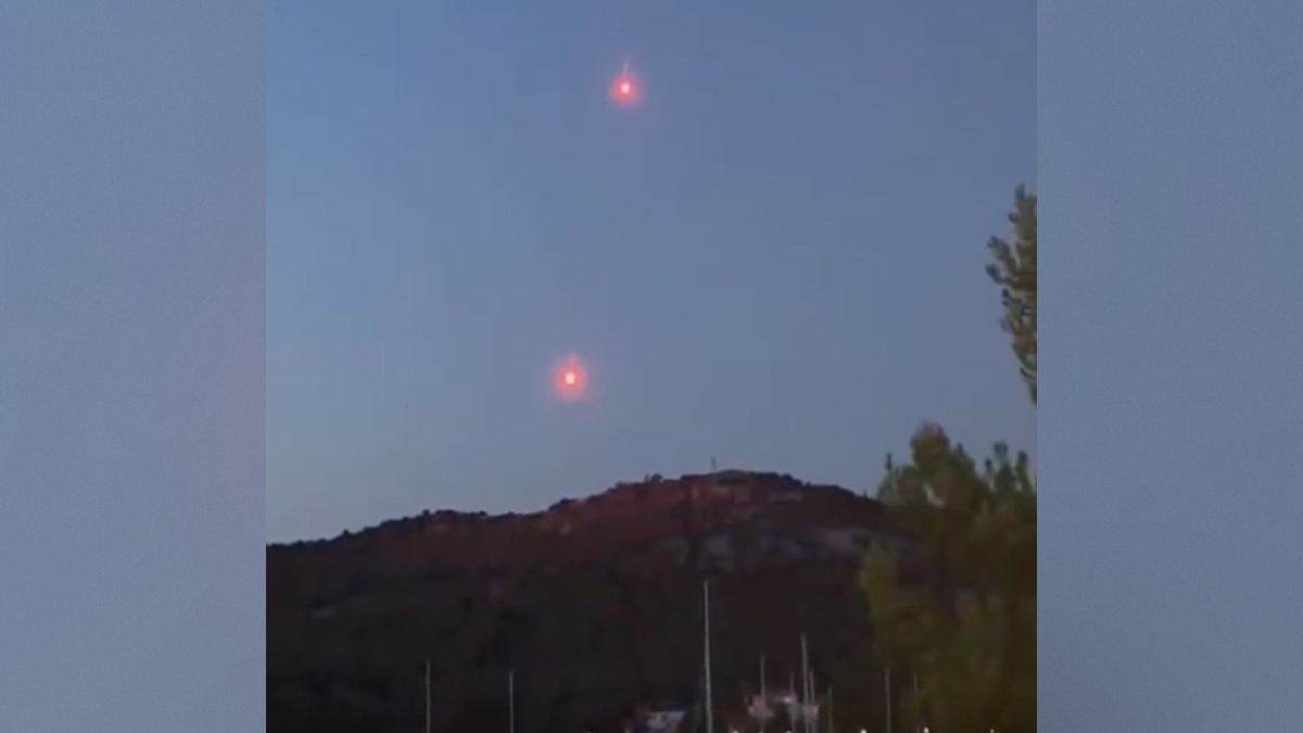 signalni raketi, ki naj bi povzročili požar v bližini Pakoštan