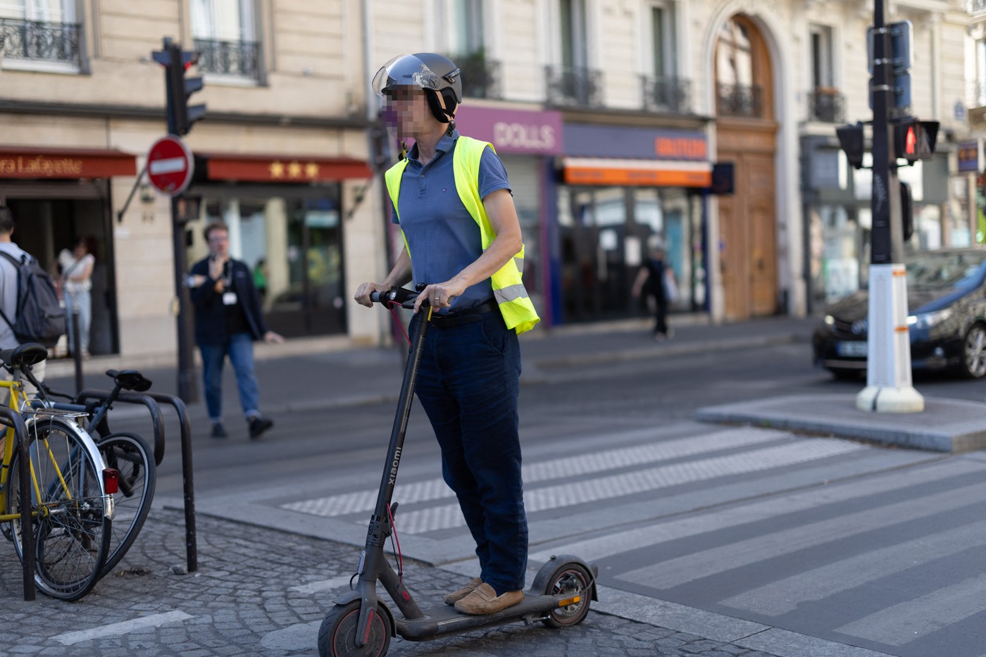 V Parizu so uvedli obvezno nošenje čelad za voznike električnih skirojev