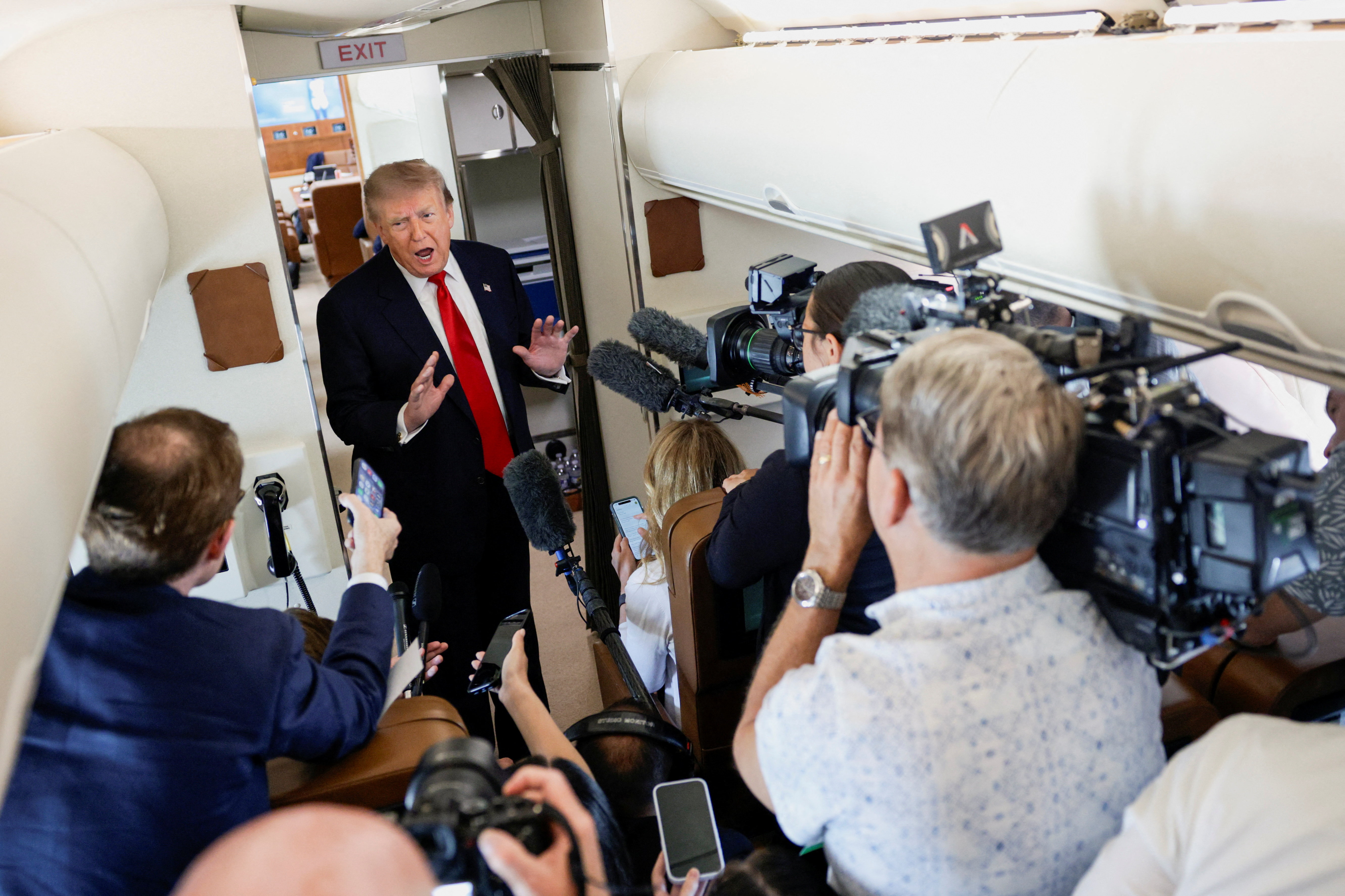 Donald Trump pred novinarji na letalu Air Force One