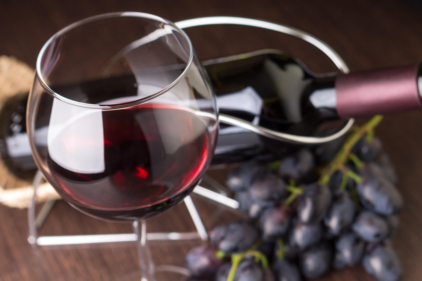 kozarec rdečega vina z grozdnjem in steklenico