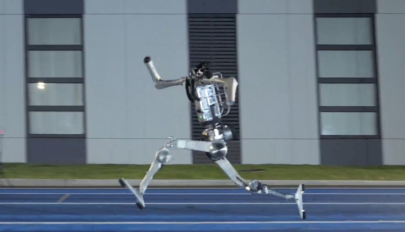Humanoidni robot podjetja Unitree Robotics, "Superman" med tekom
