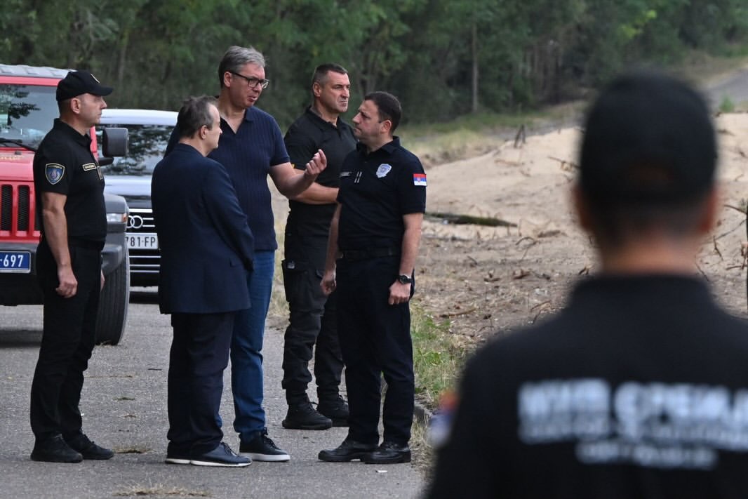 Aleksandar Vučić obiskal Deliblatsko peščaro, kjer divjajo požari
