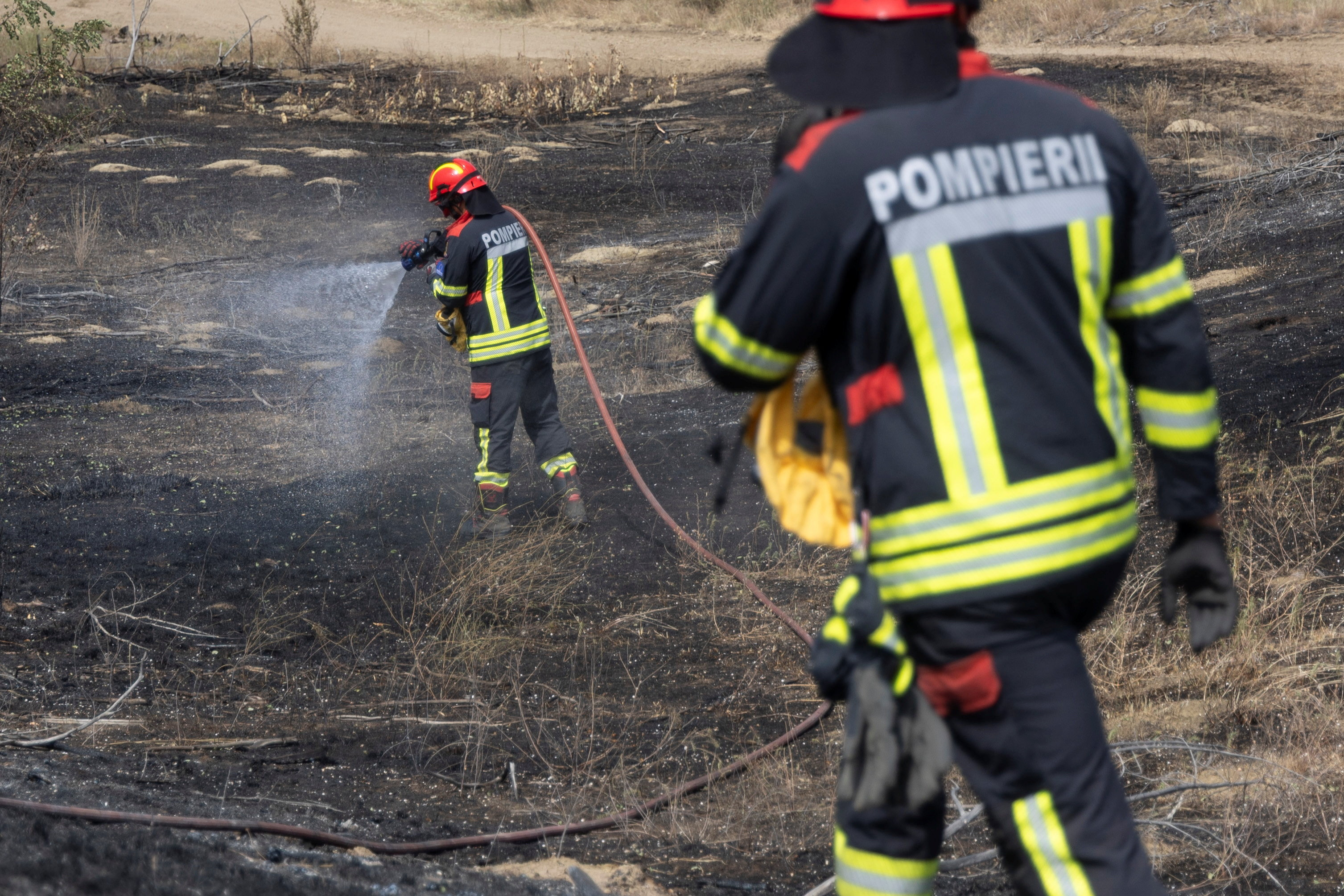Pri gašenju med drugim pomagajo romunski gasilci