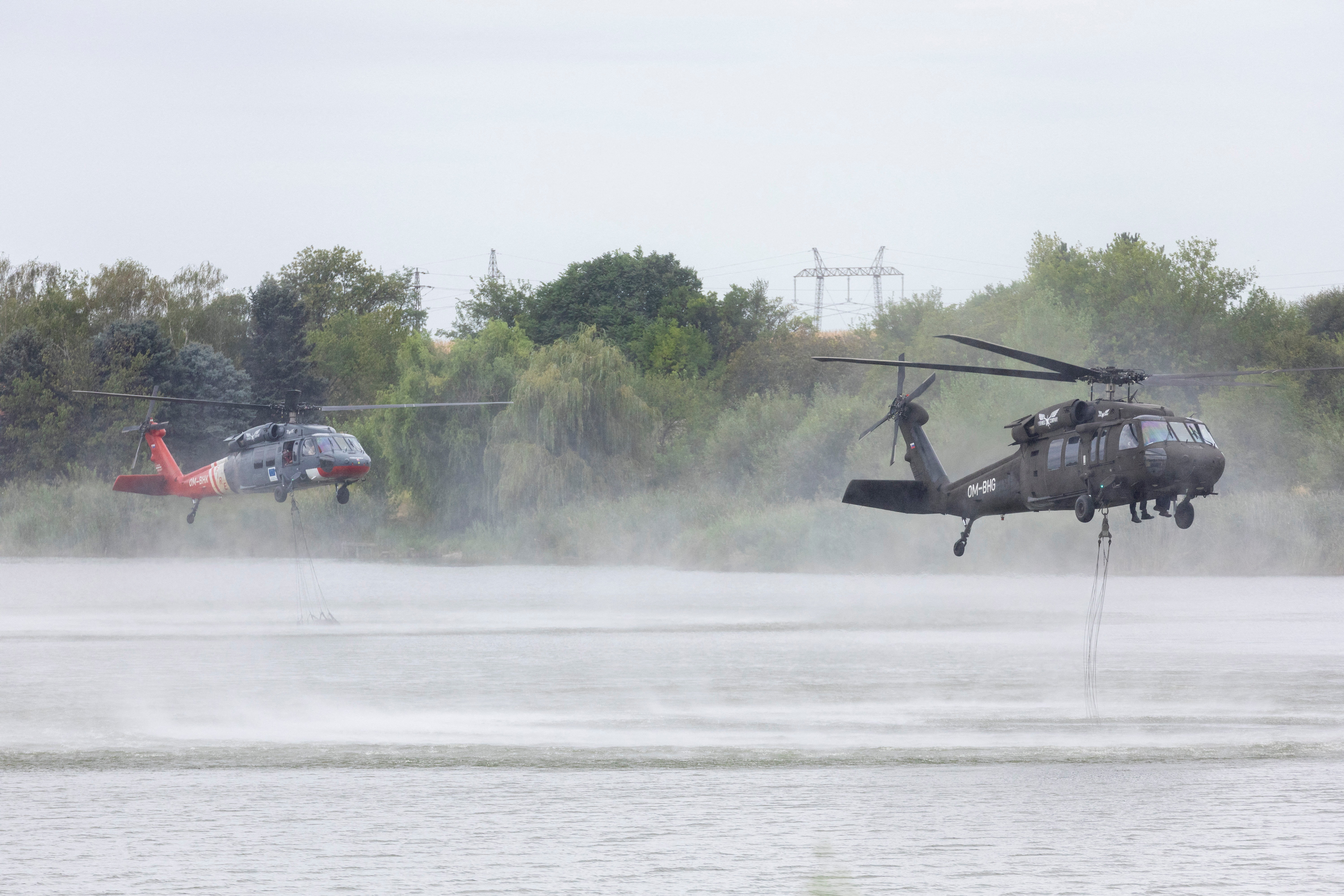 Pri gašenju med drugim pomagata slovaški in romunski helikopter