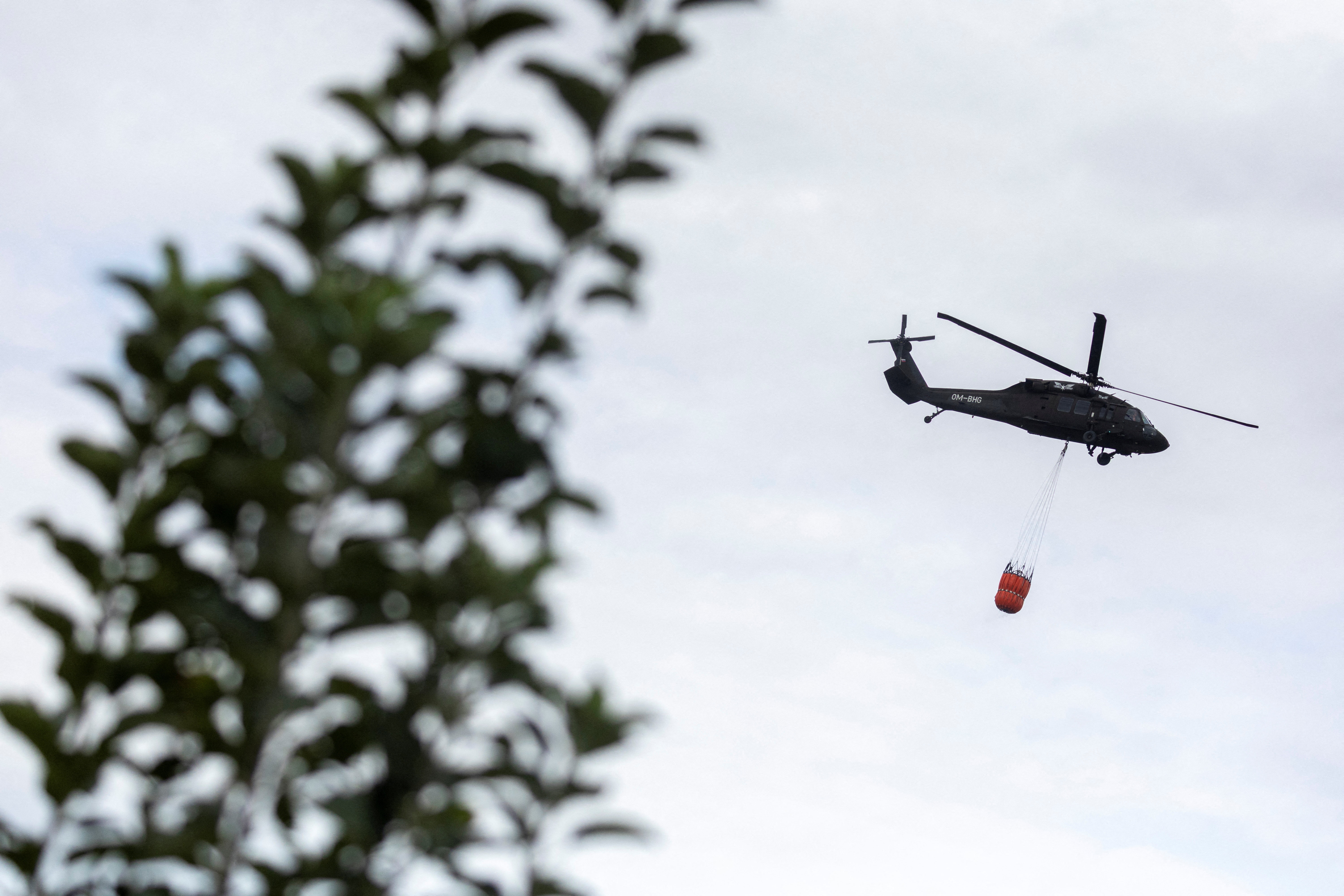 Pri gašenju med drugim pomagata slovaški in romunski helikopter