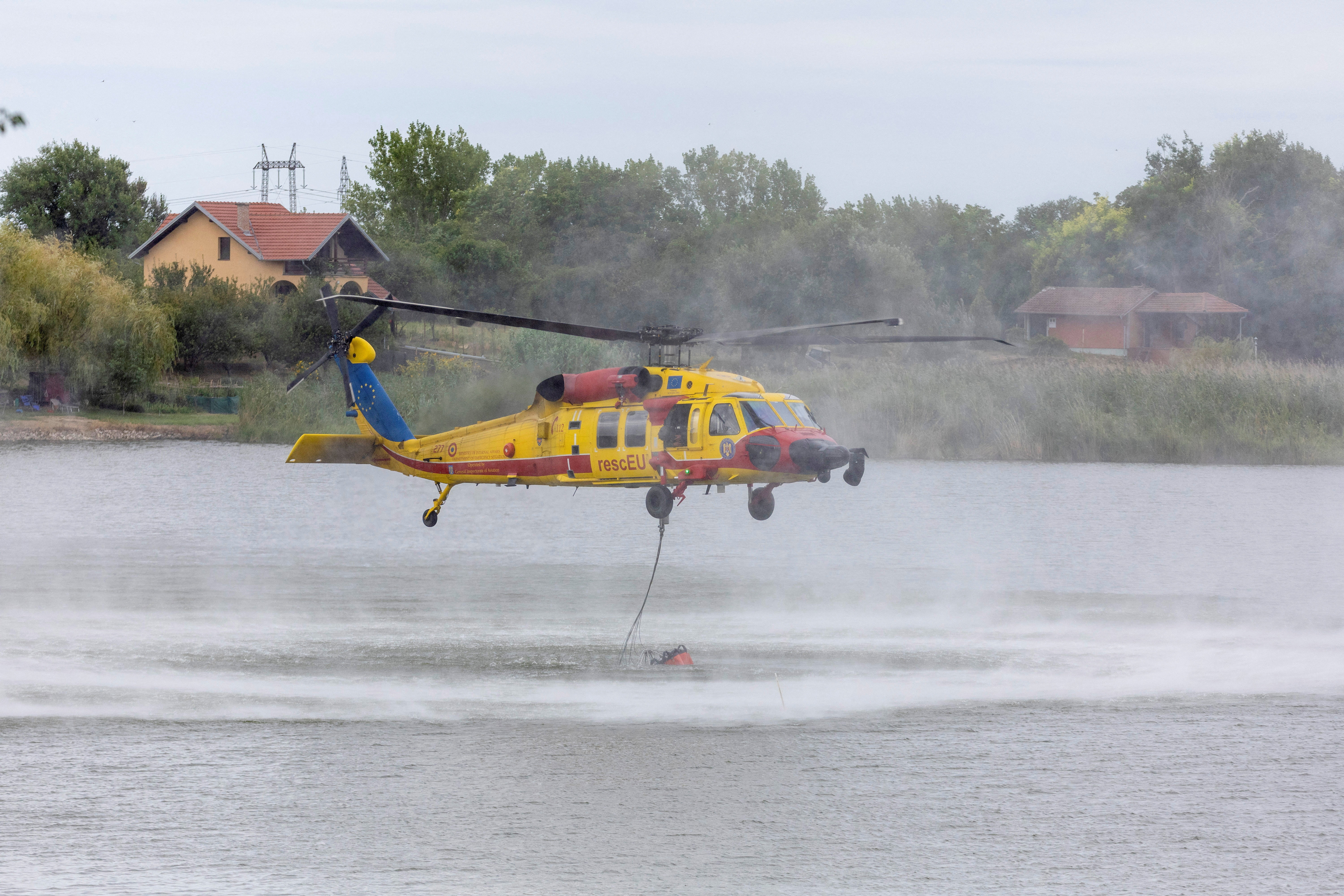 Pri gašenju med drugim pomagata slovaški in romunski helikopter