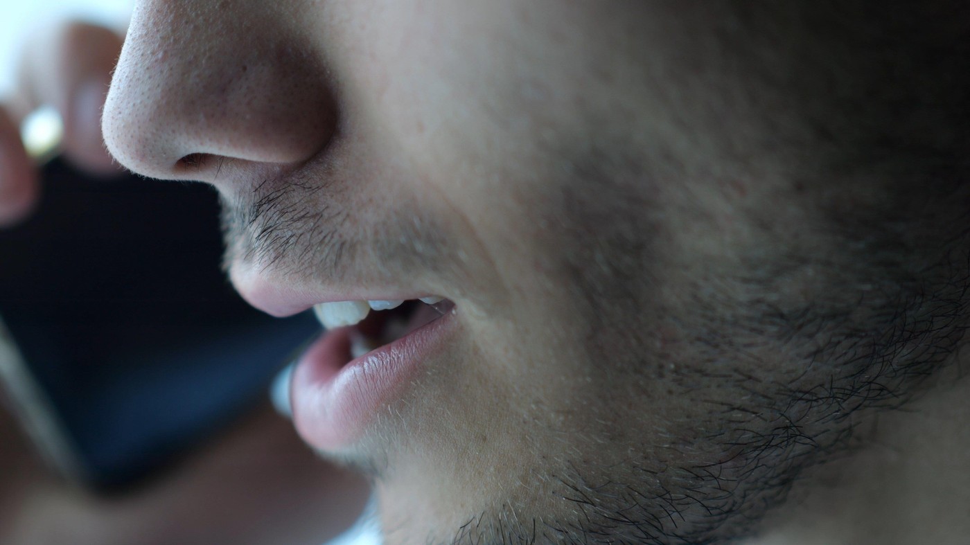 close up, bližnji posnetek, moški govori v slušalko, moška usta