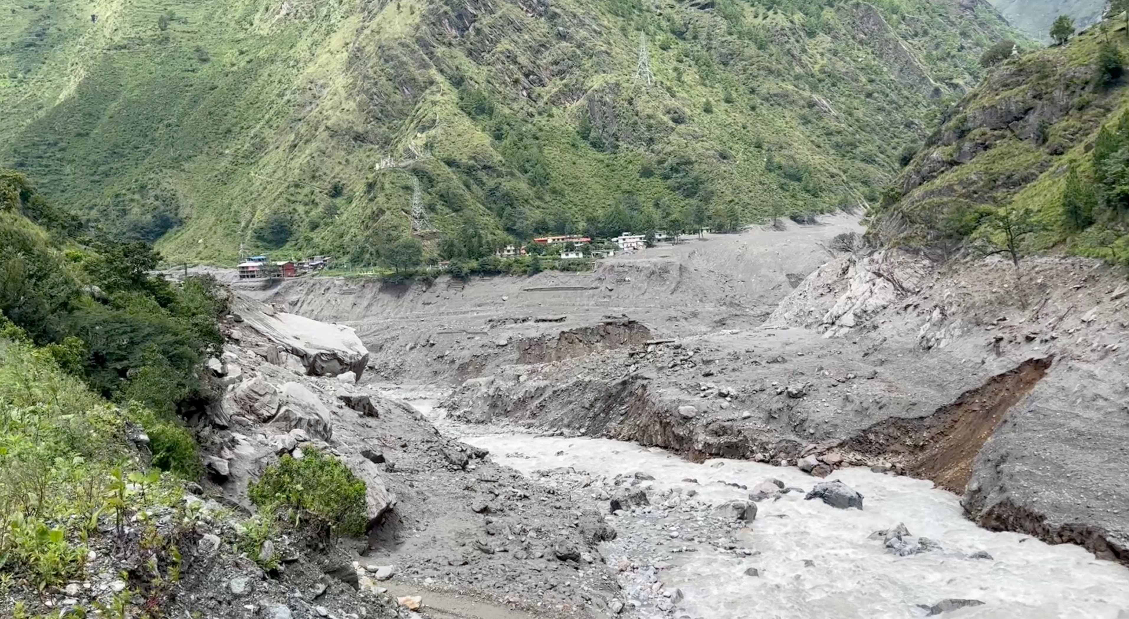 Posledice poplav in plazu v Nepalu