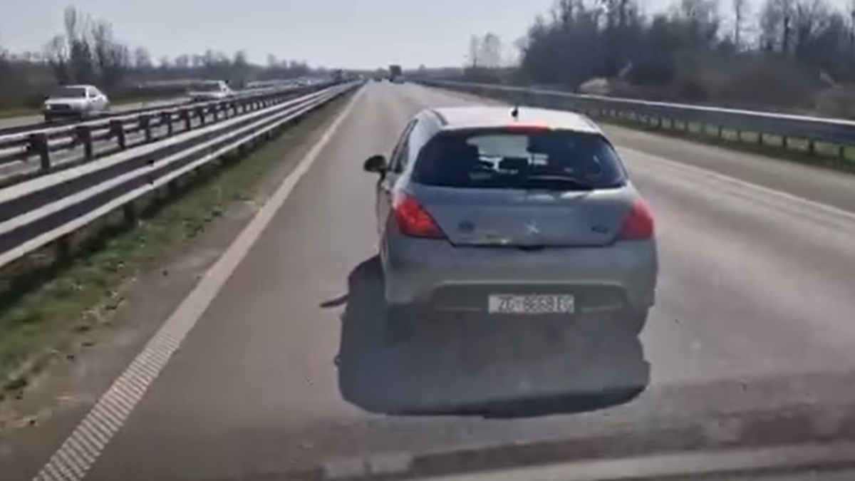 avtomobil na avtocesti na Hrvaškem vozi pred rešilcem