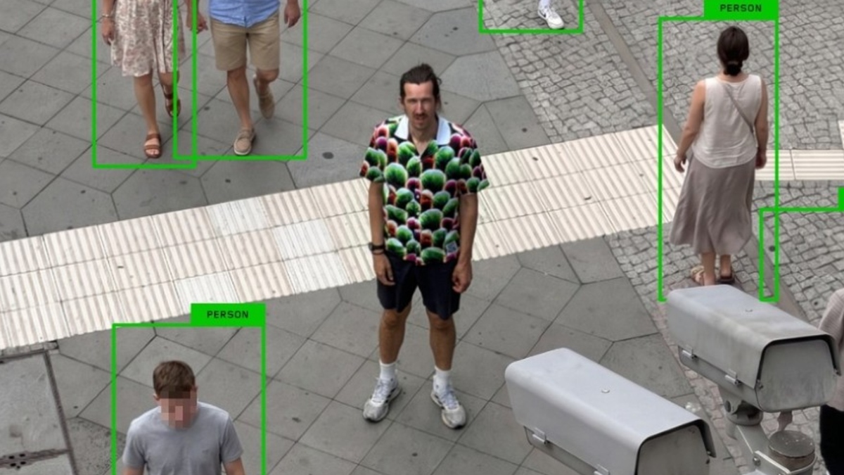 Digital Camnouflage, srajca, ki prevara nadzorne kamere, avtor Simon Weckert