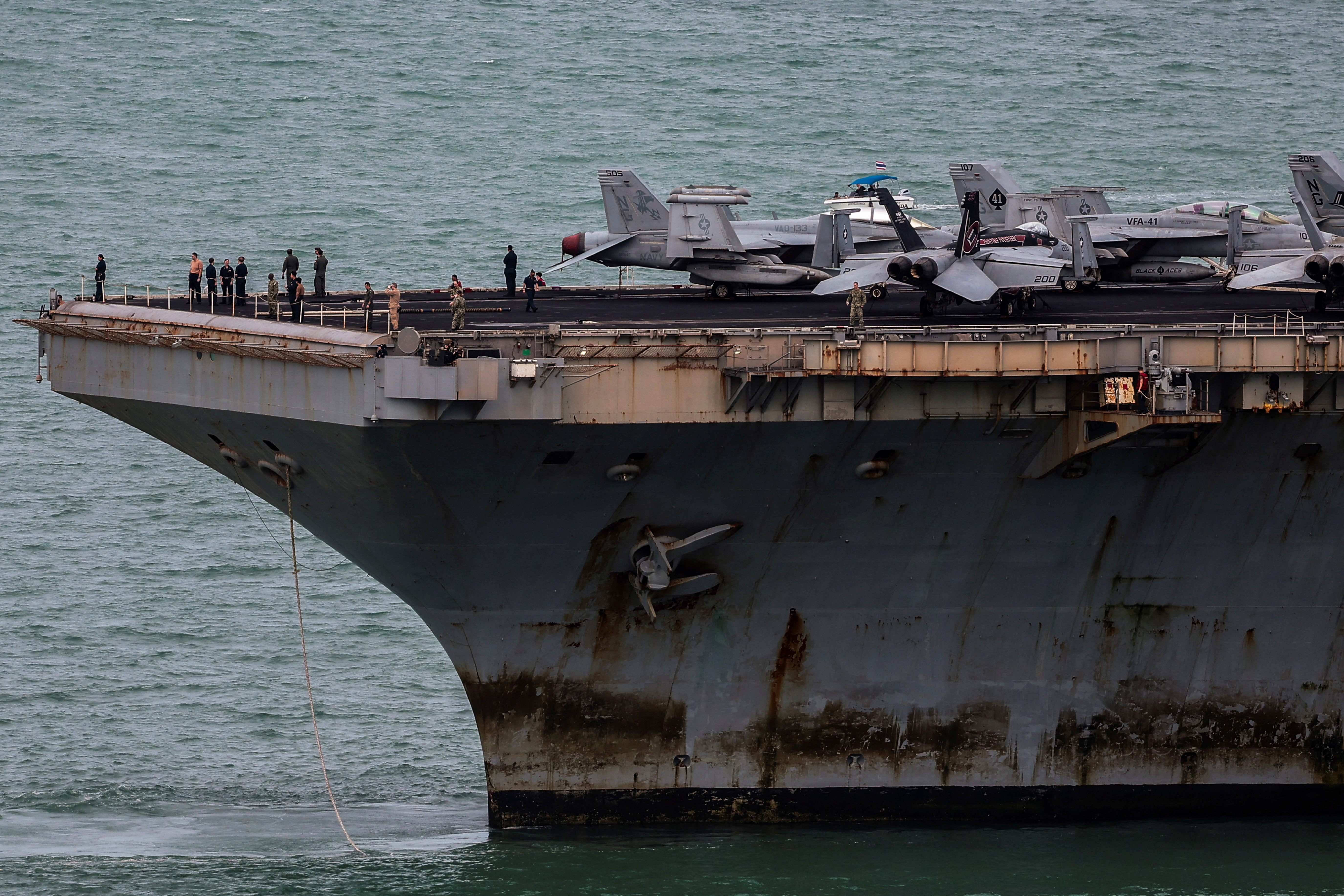 Letalonosilka USS Abraham Lincoln prekrita z rjo
