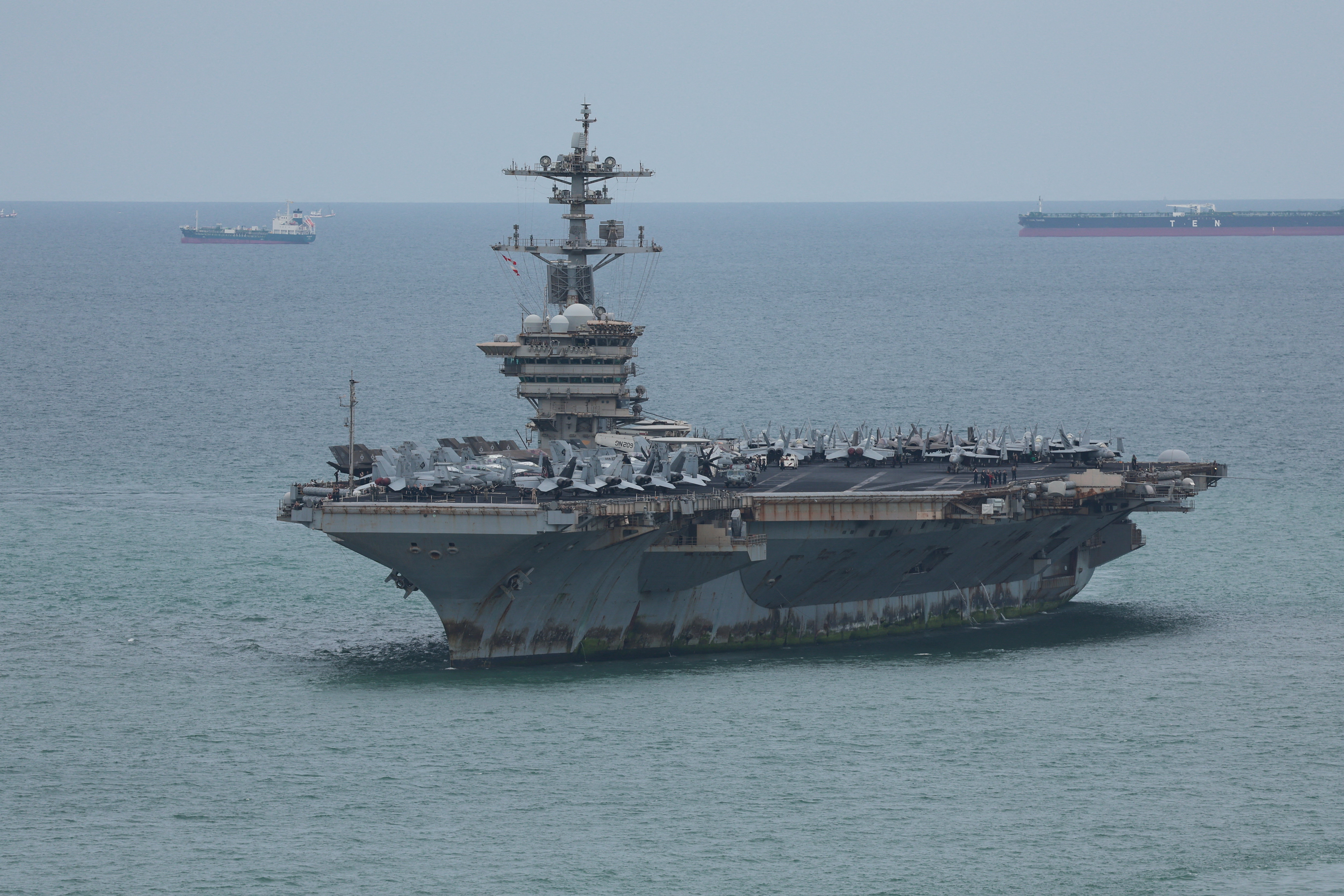 Letalonosilka USS Abraham Lincoln prekrita z rjo