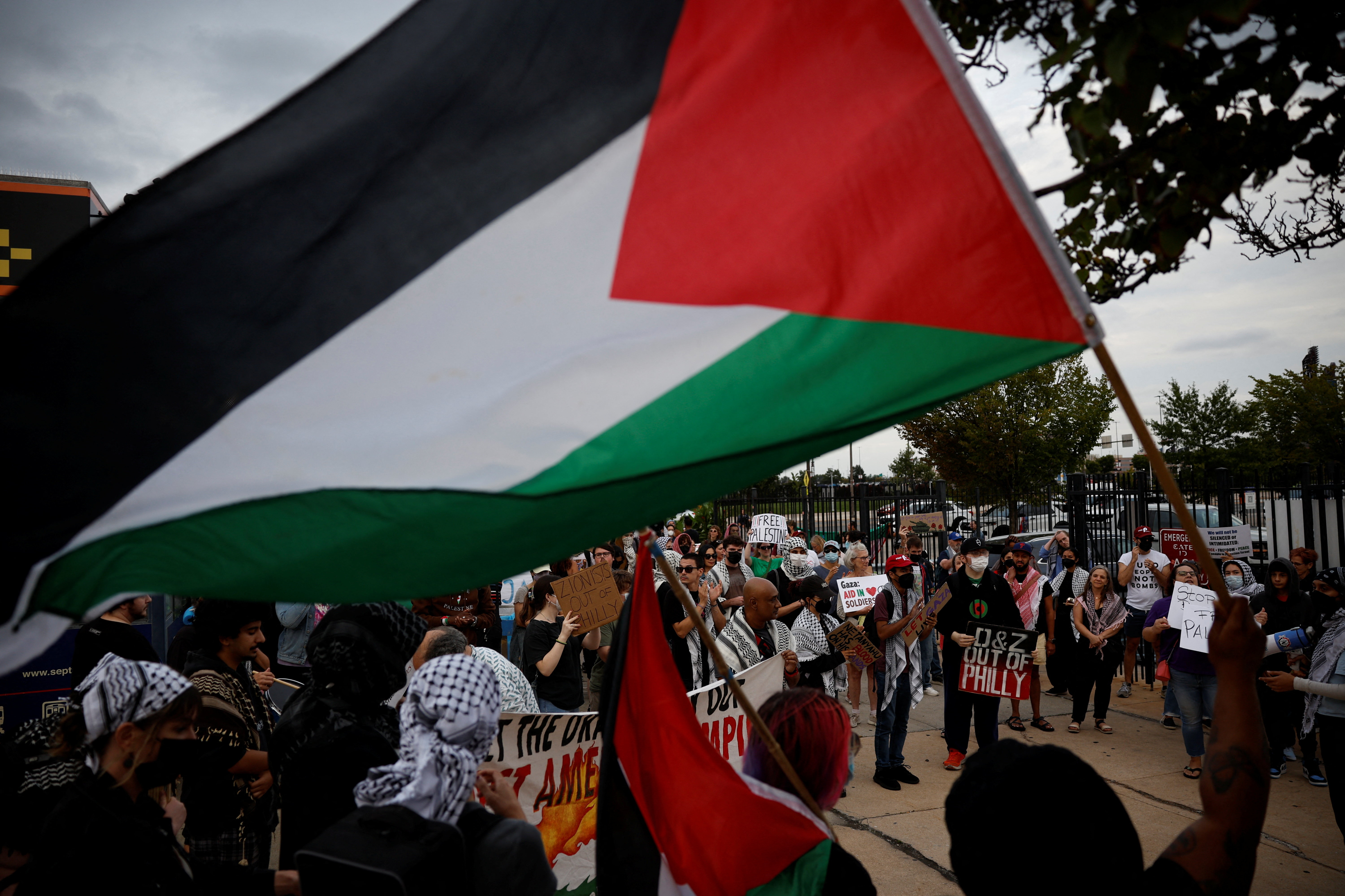 Propalestinski protestniki na koncertu Eda Sheerana