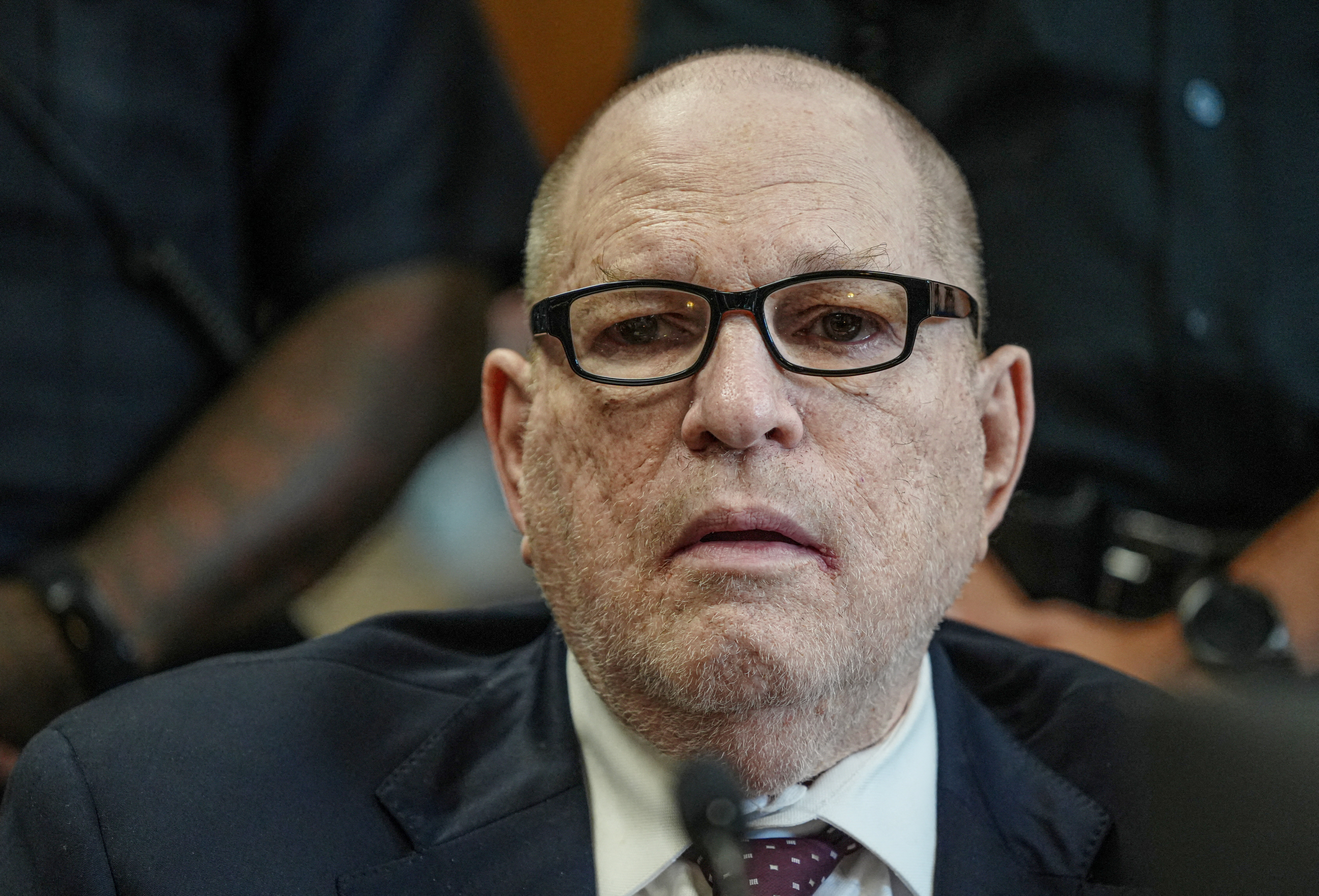 Harveyja Weinsteina v New Yorku obsodili na 15 let zapora