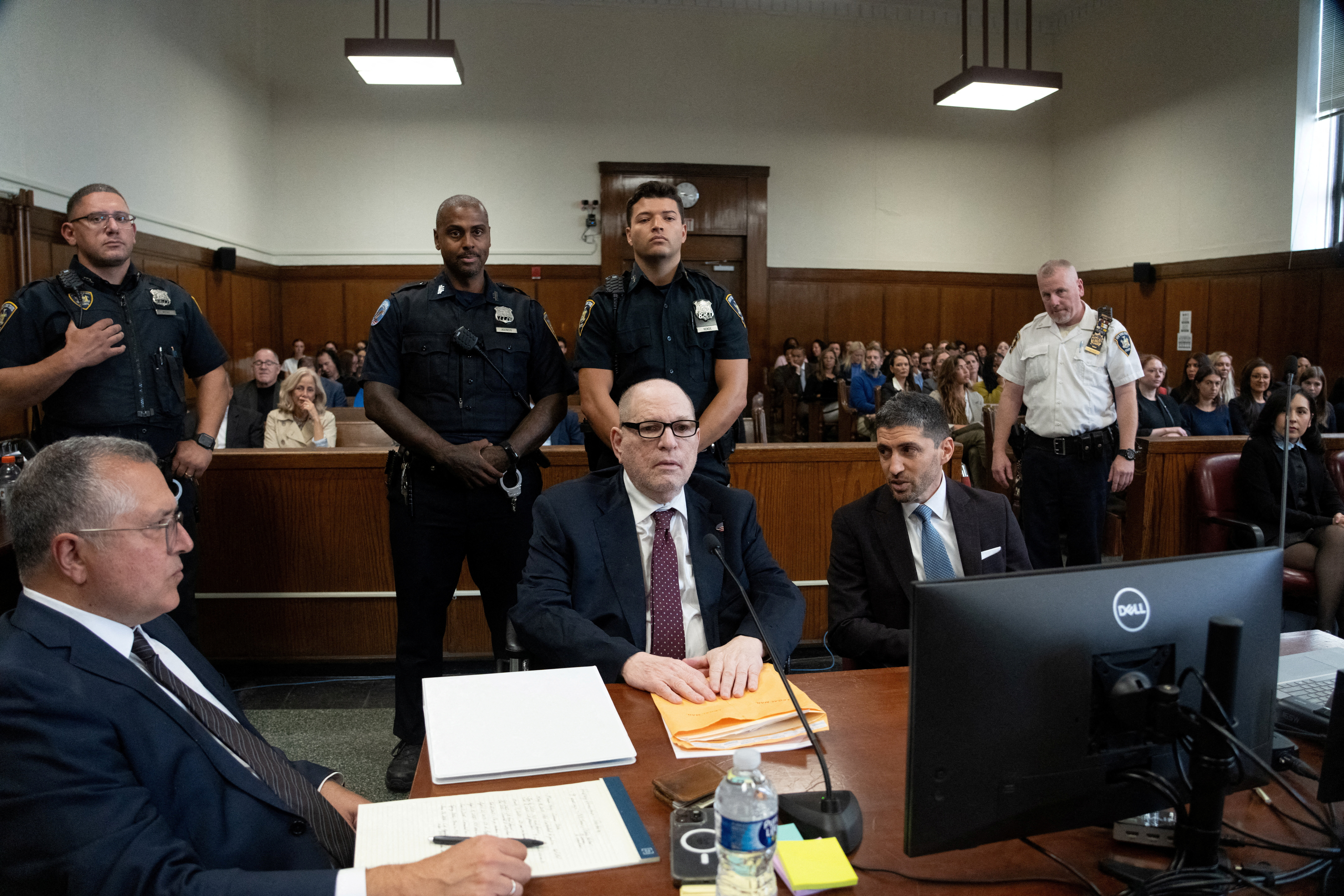 Harveyja Weinsteina v New Yorku obsodili na 15 let zapora