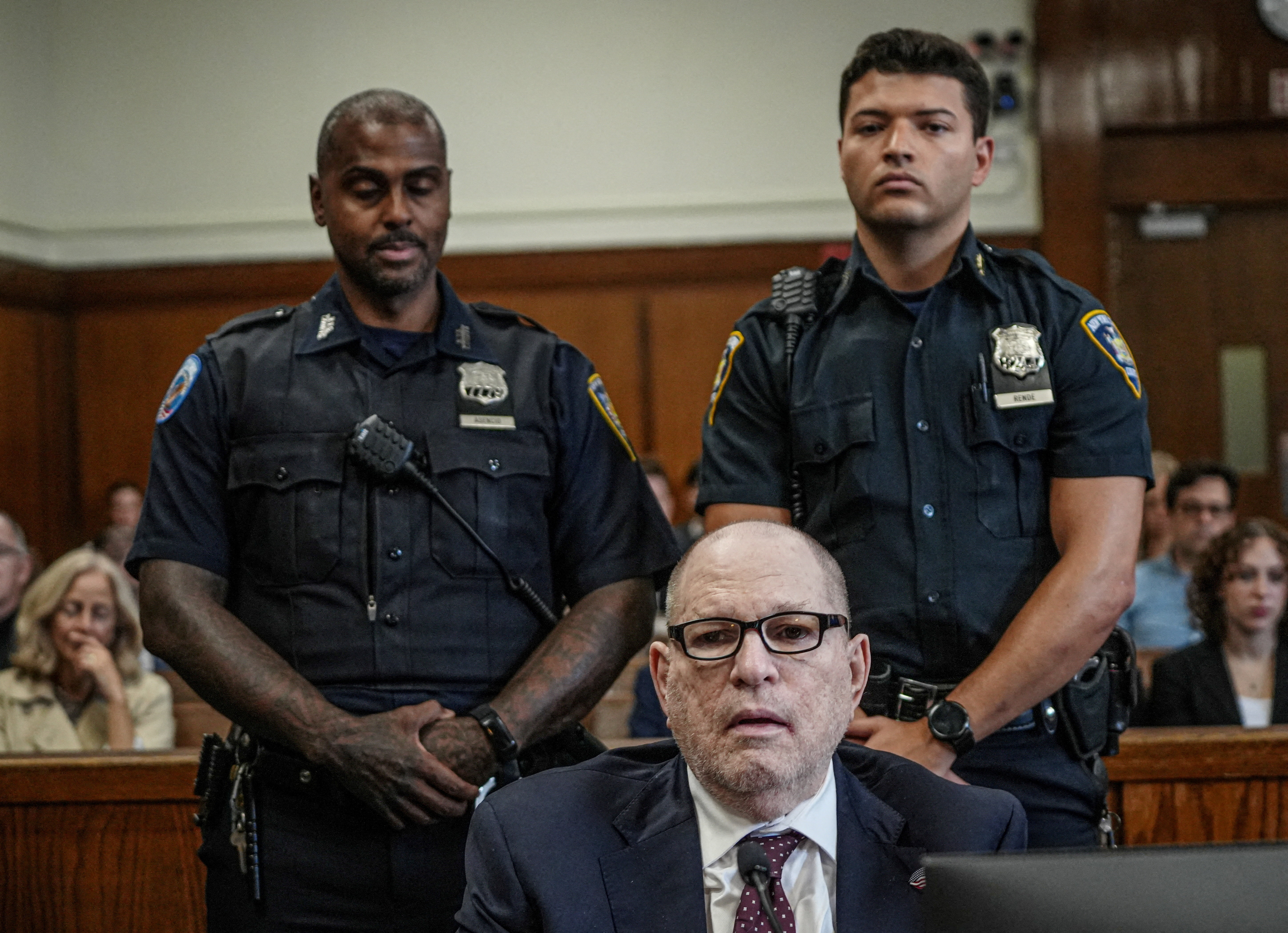 Harveyja Weinsteina v New Yorku obsodili na 15 let zapora