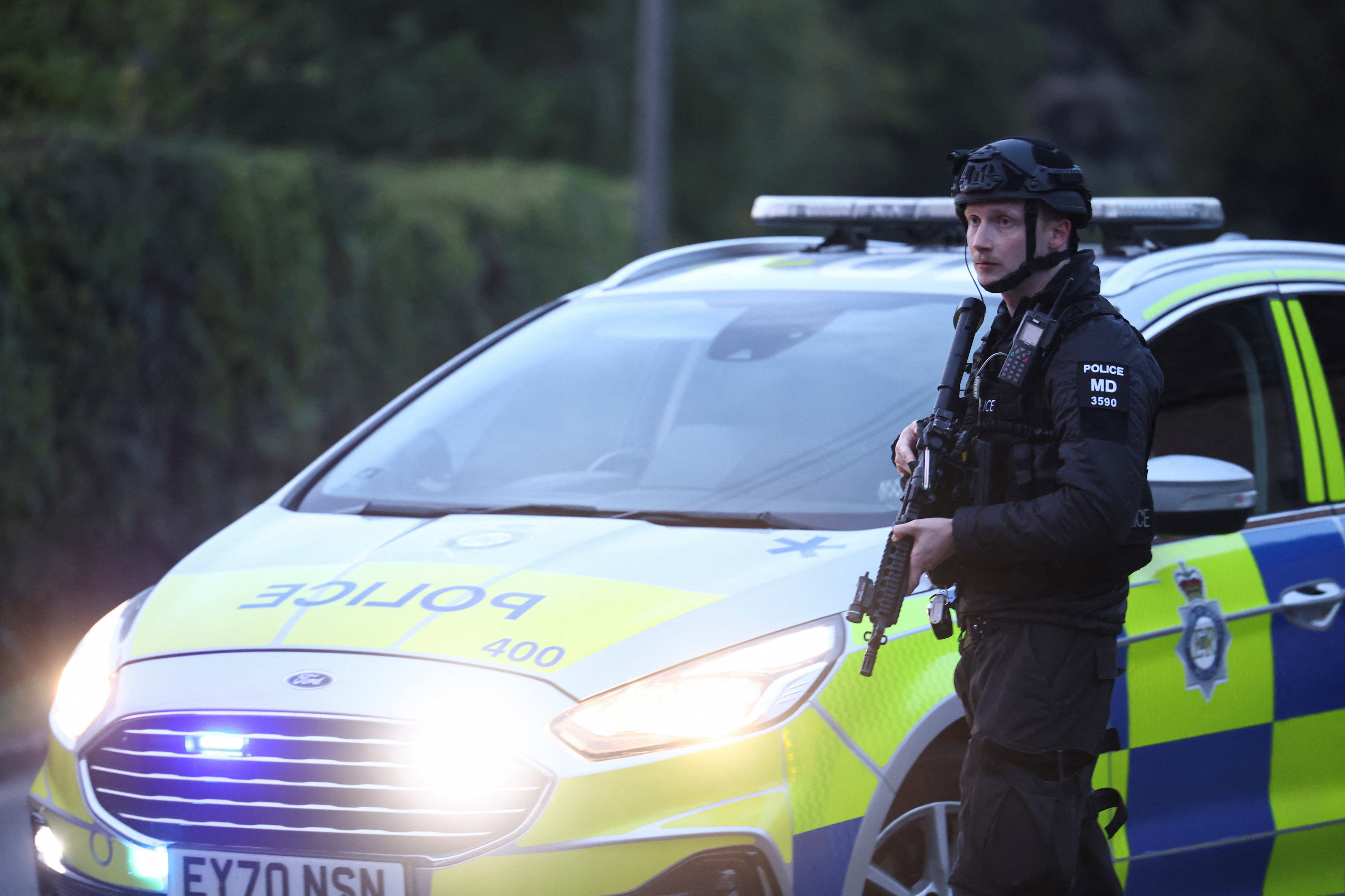 Angleška policija v bližini vojaške baze aretirala več moških zaradi suma kaznivih dejanj, povezanih z eksplozivi