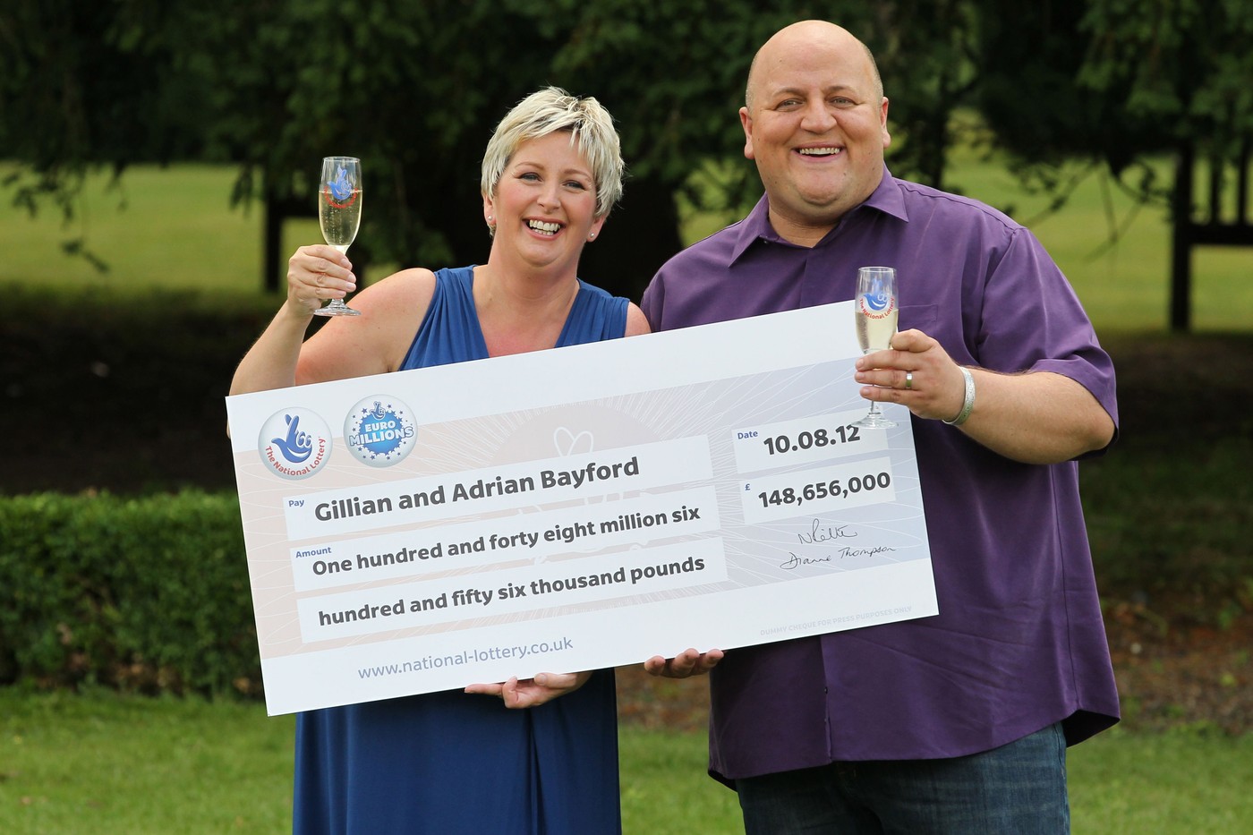 Gillian in Adrian Bayford dobitnika loterije EuroMillions s čekom za glavni dobitek