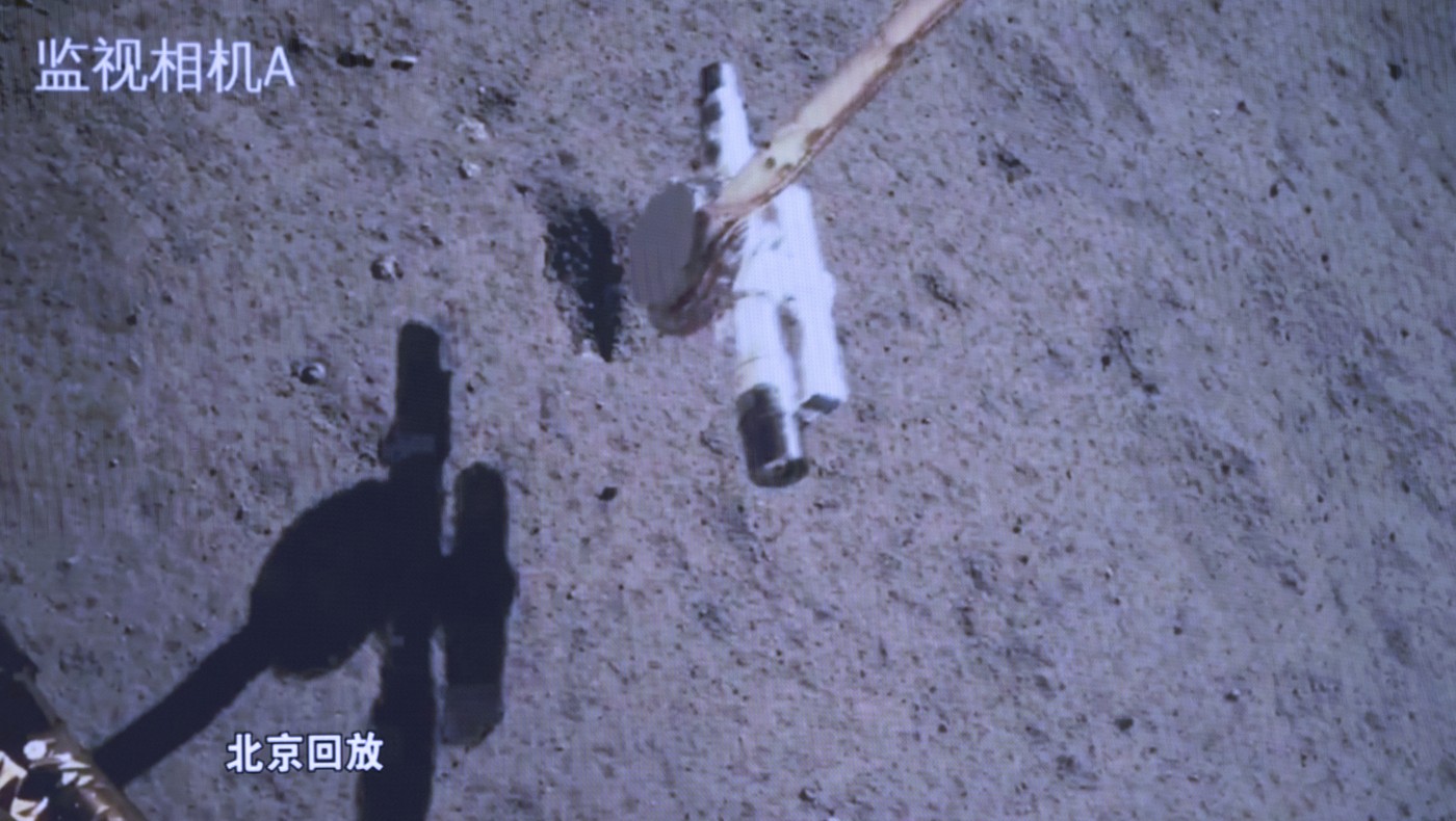 roka misije Chang'e-6 nabira vzorce na oddaljeni strani Lune