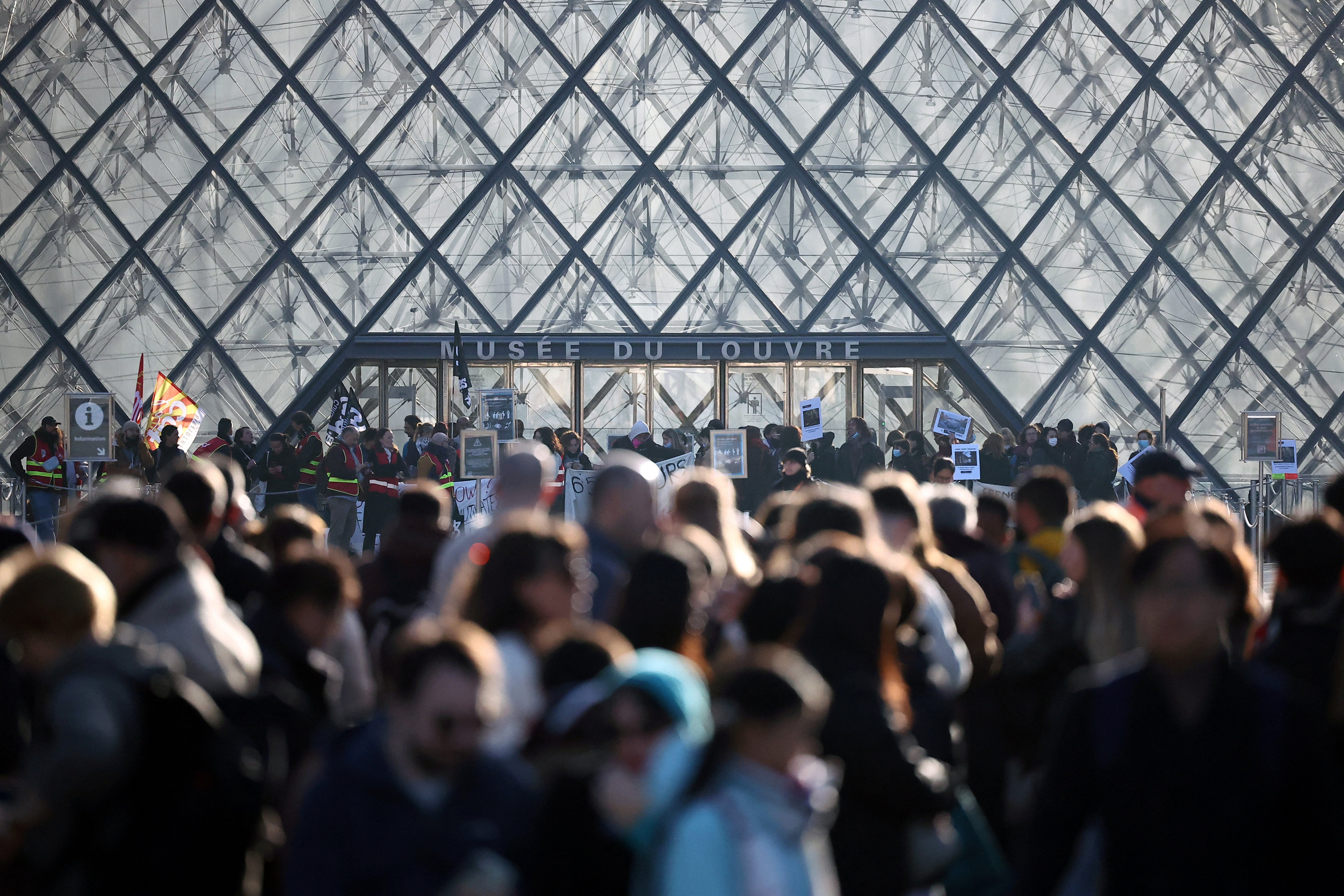 Protestniki blokirajo dostop do muzeja Louvre