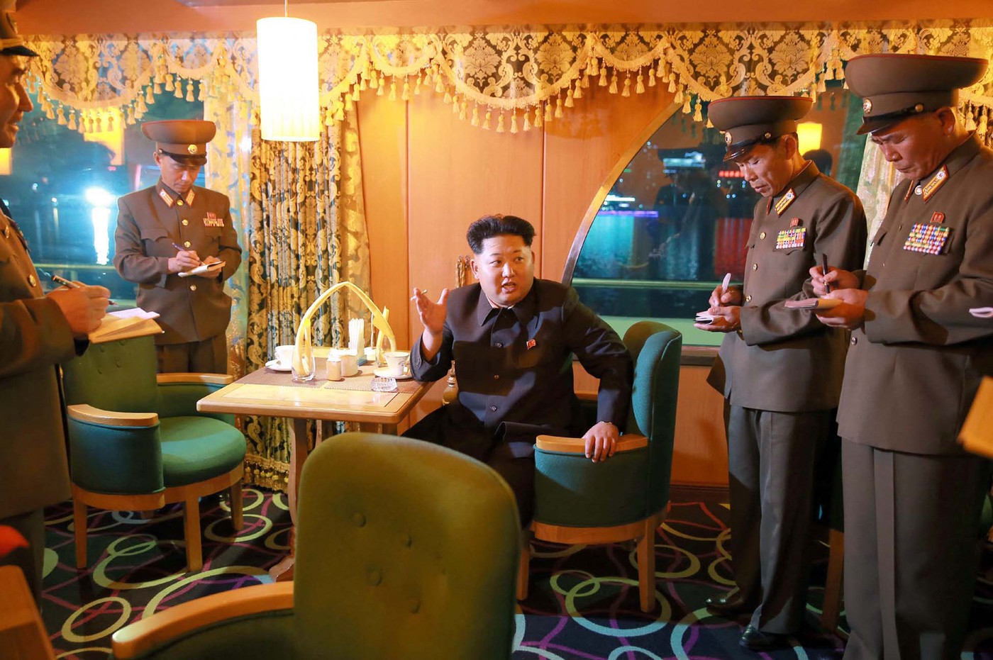 Kim Džong Un na severnokorejski luksuzni križarki Mujigae na reki Taedong v Pjongjangu