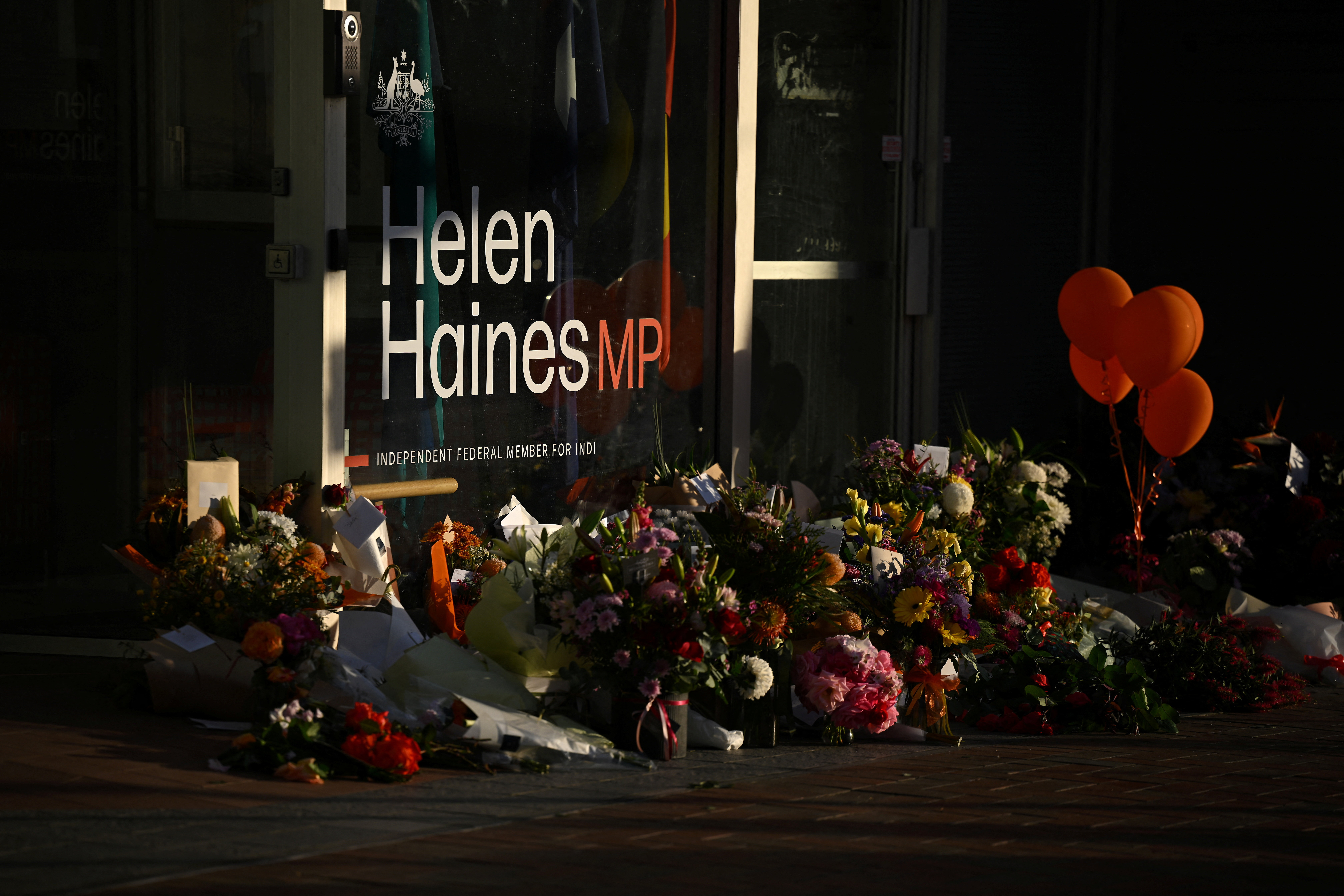 Rože pred pisarno Helen Haines