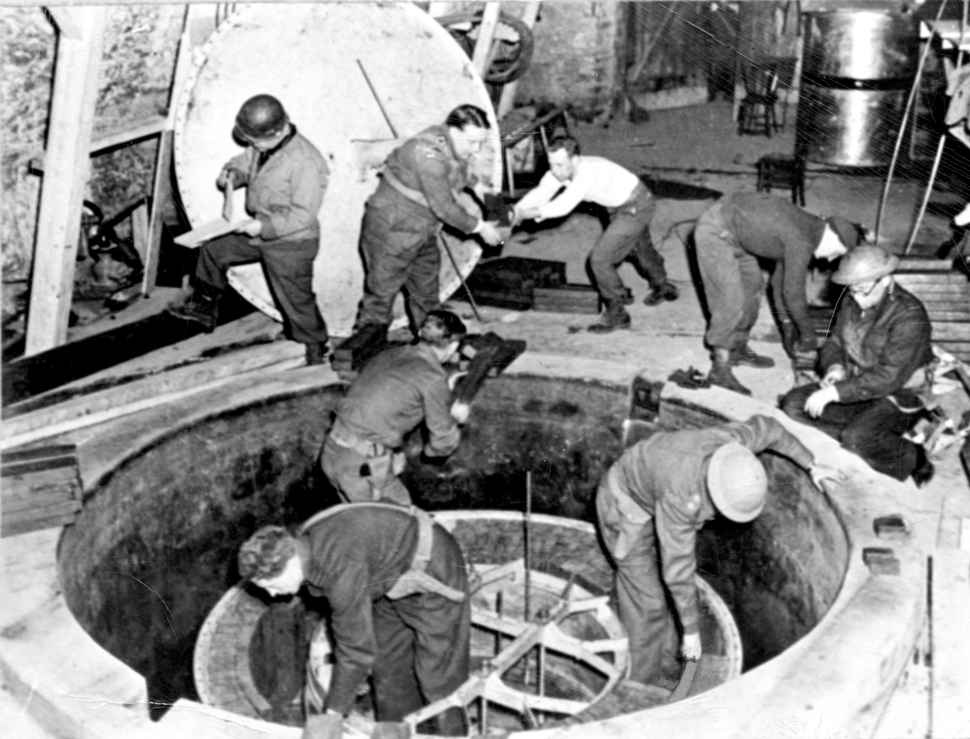 demnontaža nemškega jedrskega reaktorja; april 1945