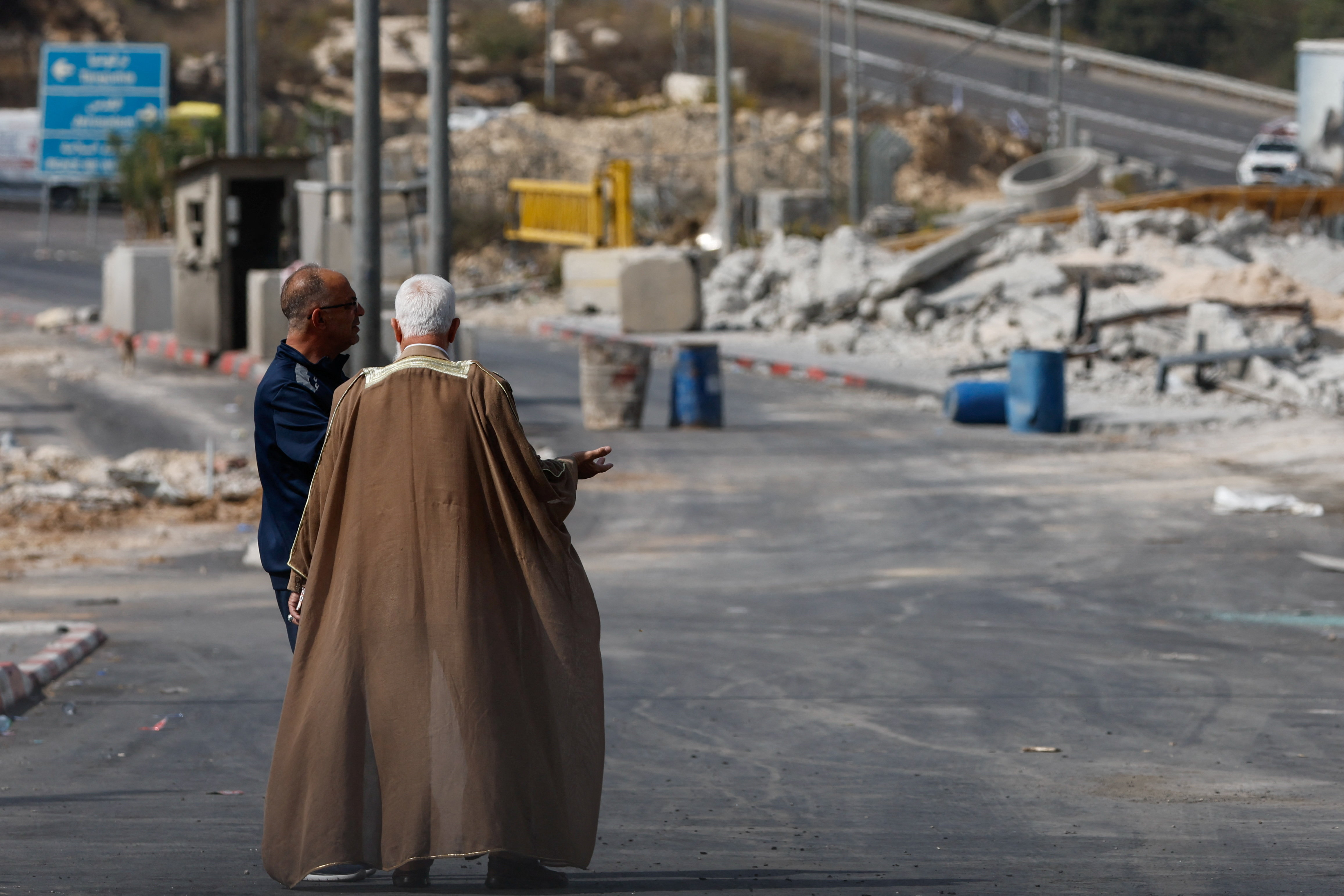 Palestinci spremljajo racije v Hebronu