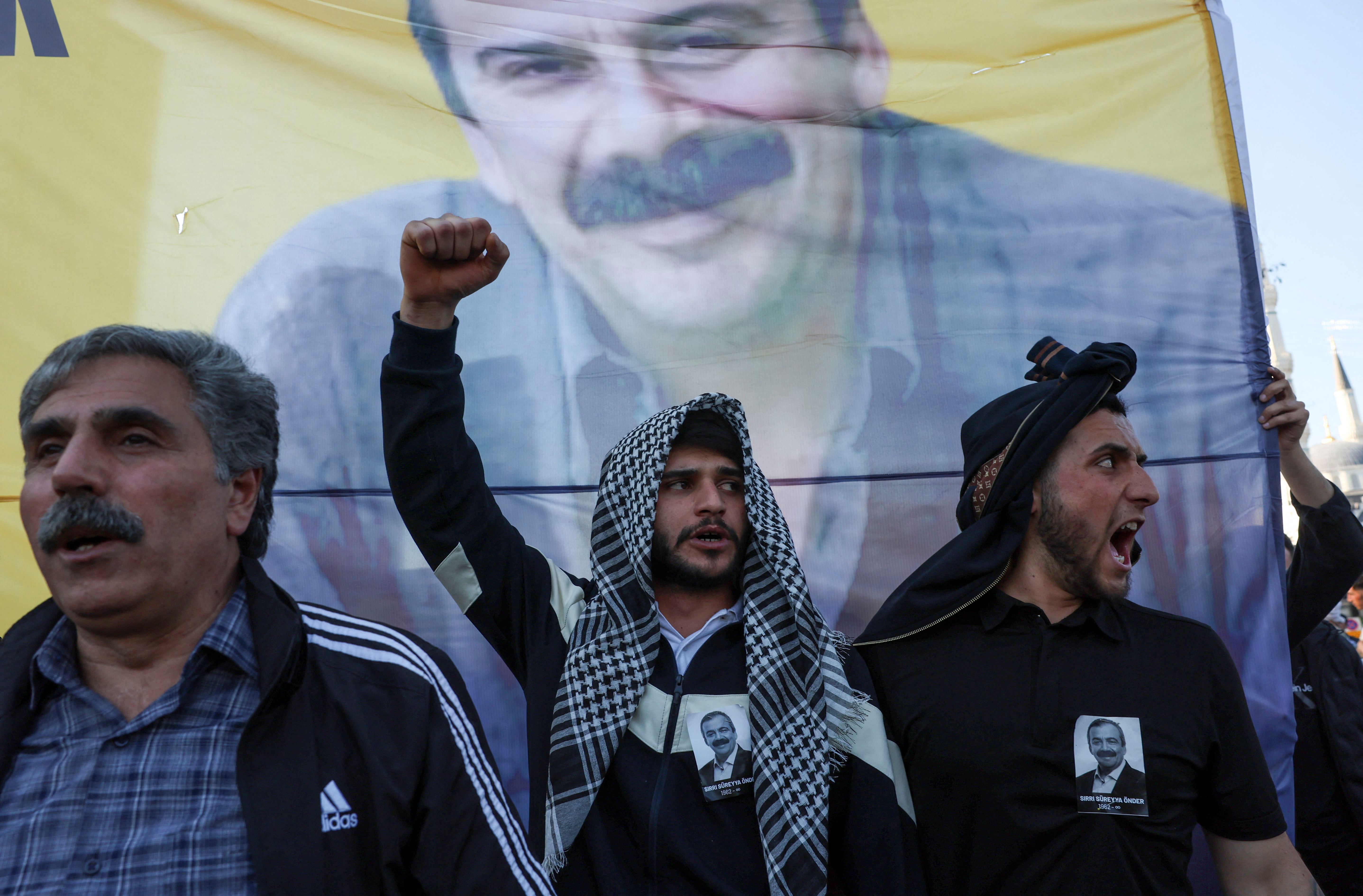 Podporniki Delavske stranke Kurdistana pred zastavo s podobo njenega voditelja Abdulaha Öcalana