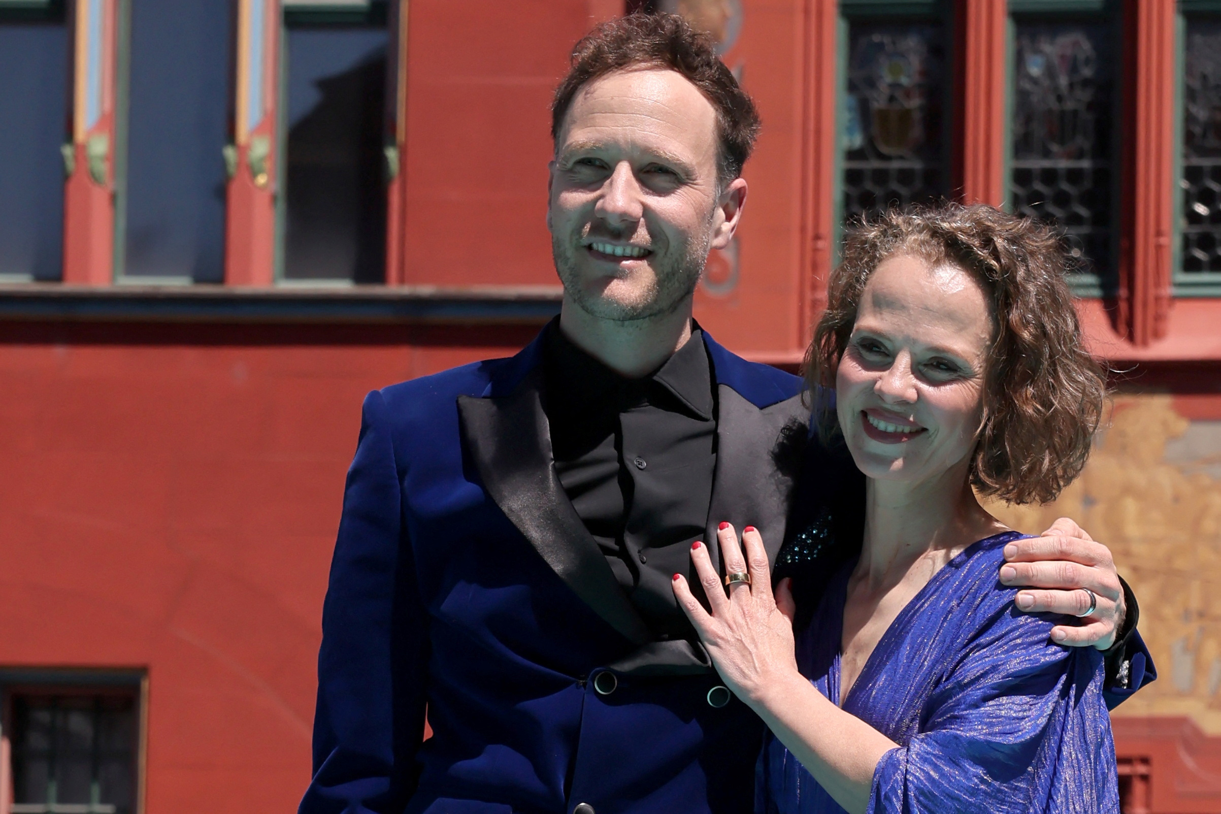 Klemen Slakonja s partnerko Mojco Fatur na slovesnosti pred začetkom evrovizijskega tekmovanja.