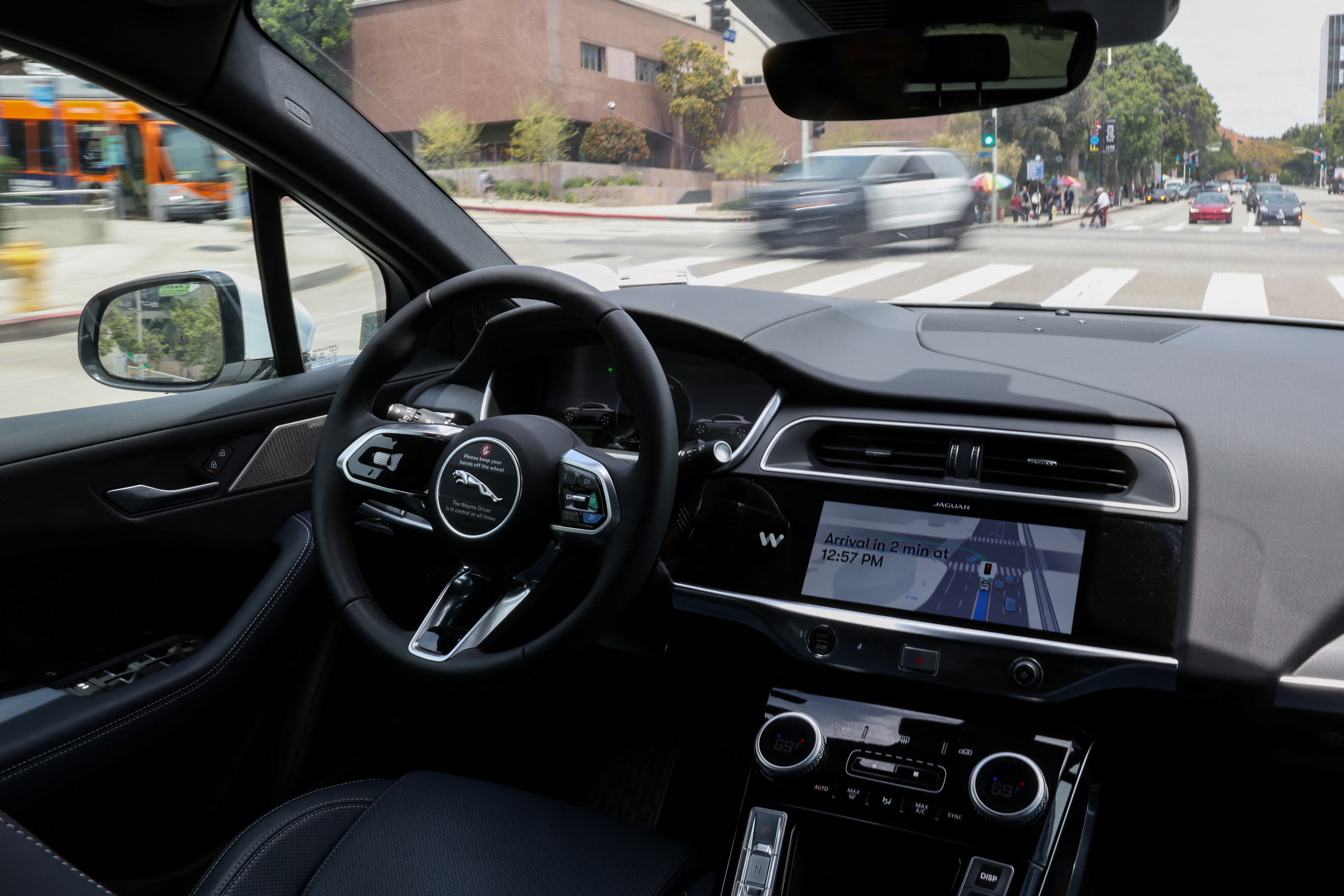 Samovozeči avtomobil Waymo v Los Angelesu.