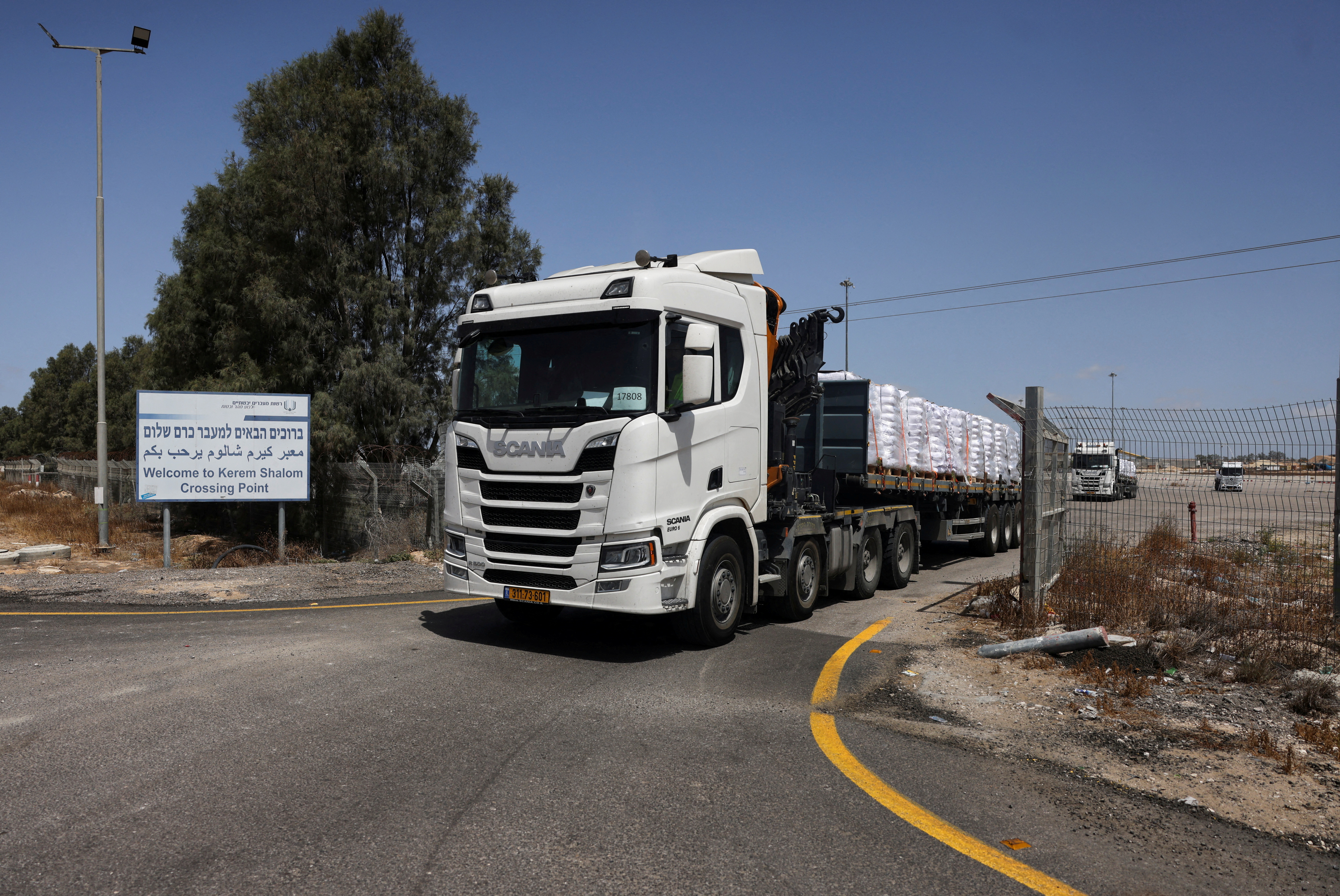 Tovornjak s humanitarno pomočjo vstopa v Gazo