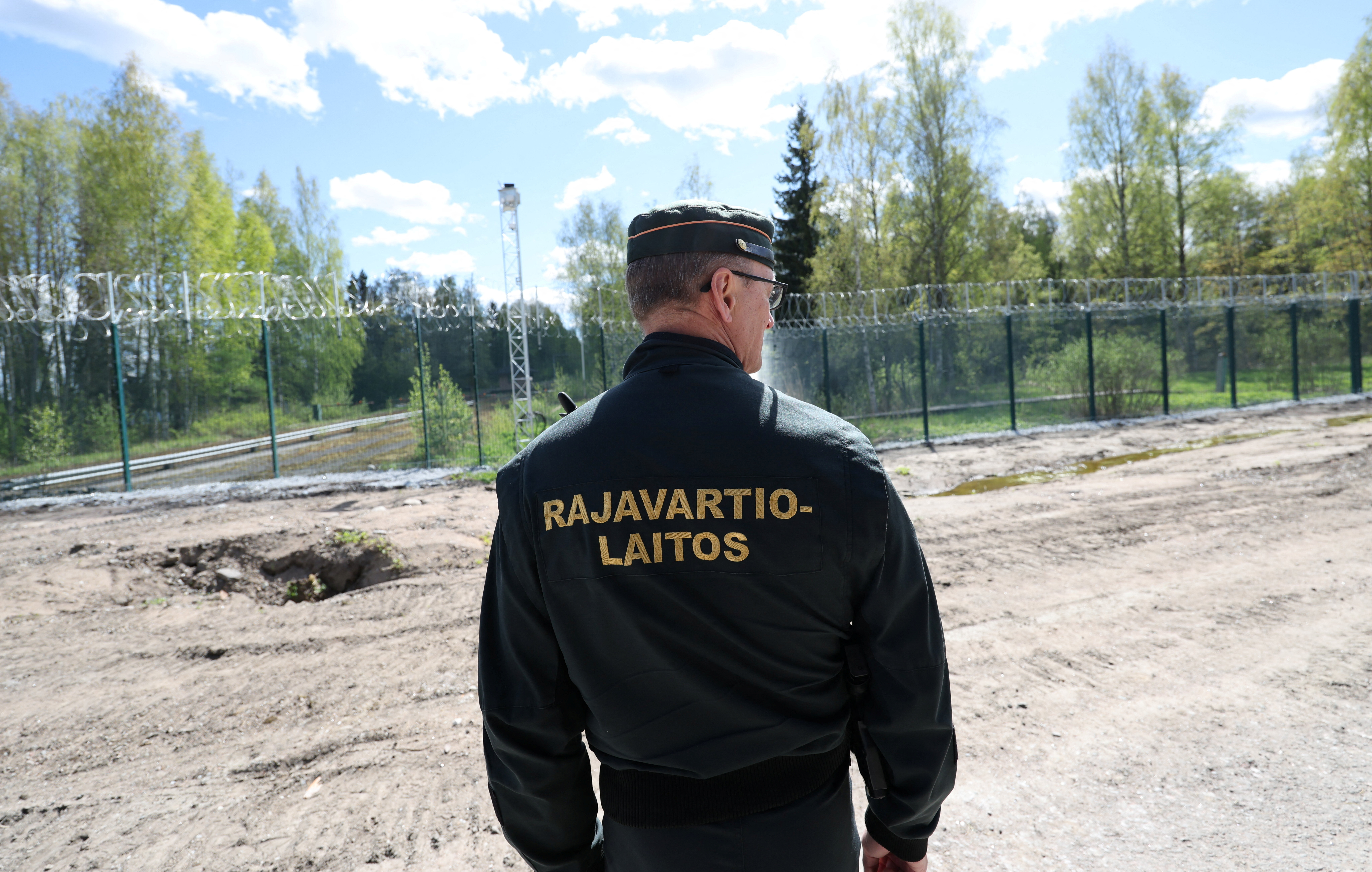 Pripadnik finske obmejne straže ob novi ograji