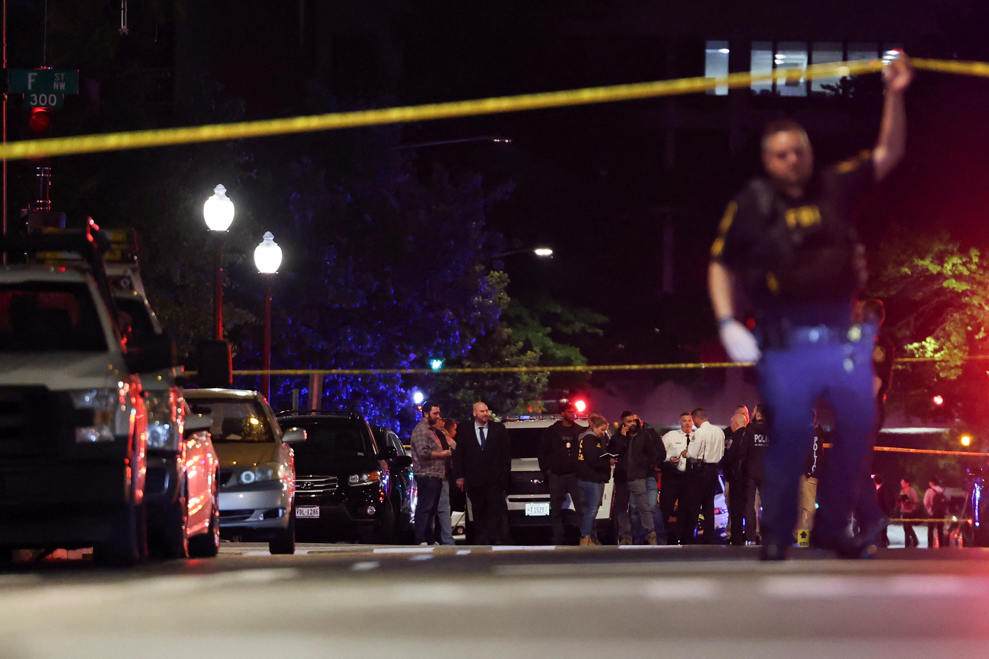 Množica ljudi pred Judovskim muzejem, kjer so ustrelili dva uslužbenca izraelskega veleposlaništva.