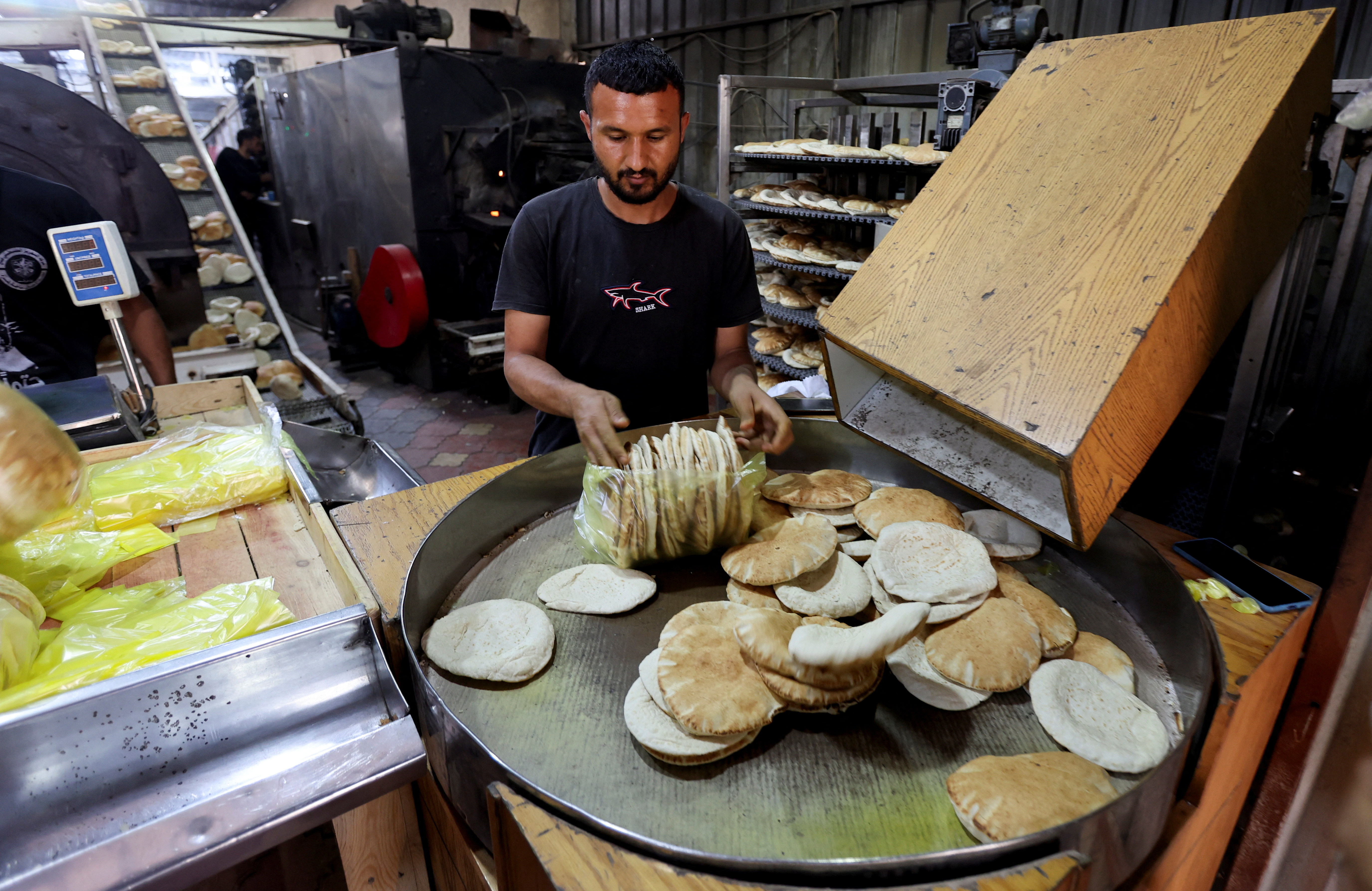 V Gazi znova obratujejo nekatere pekarne