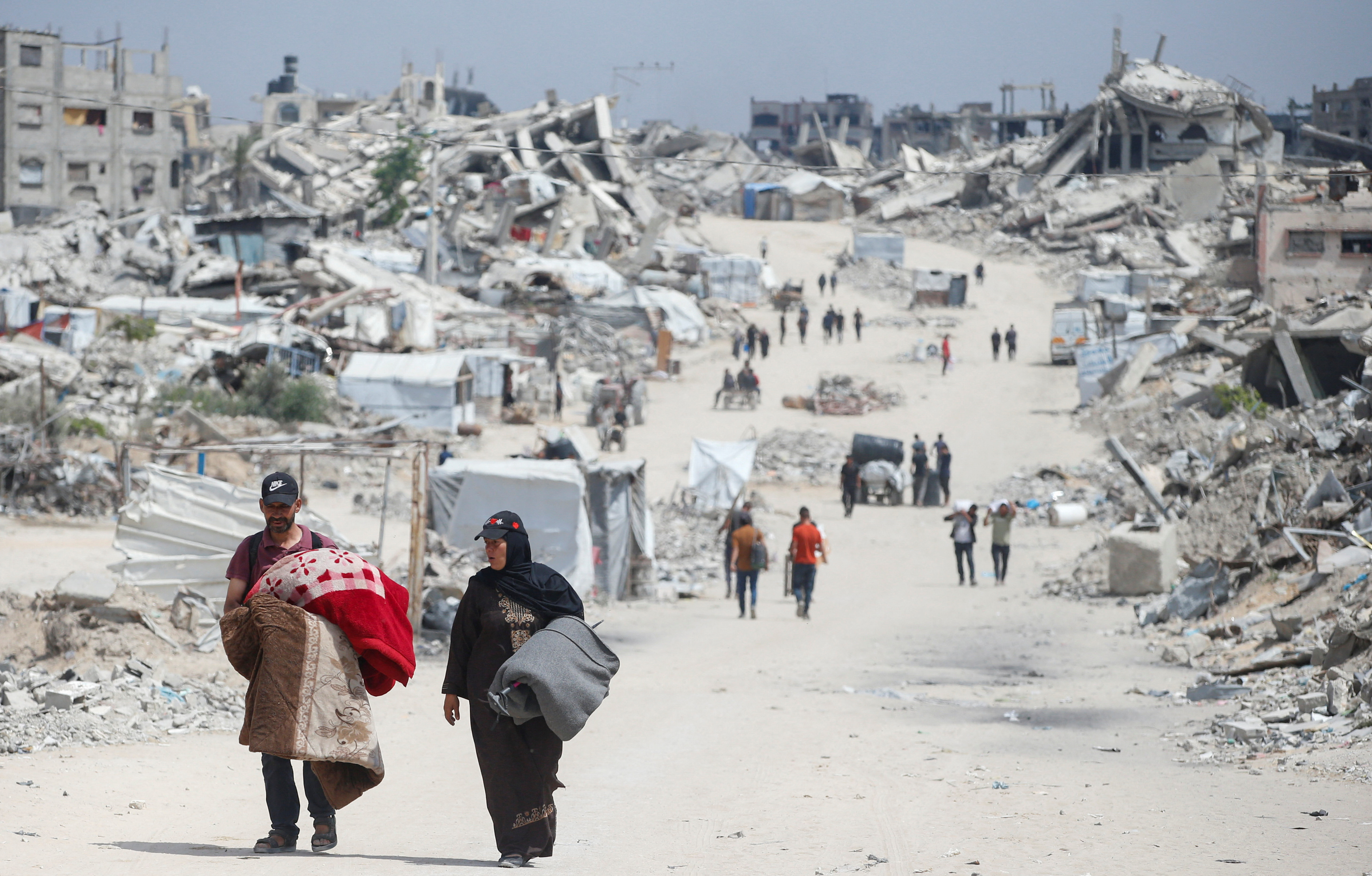 Palestinci bežijo iz opustošenega dela na severu Gaze