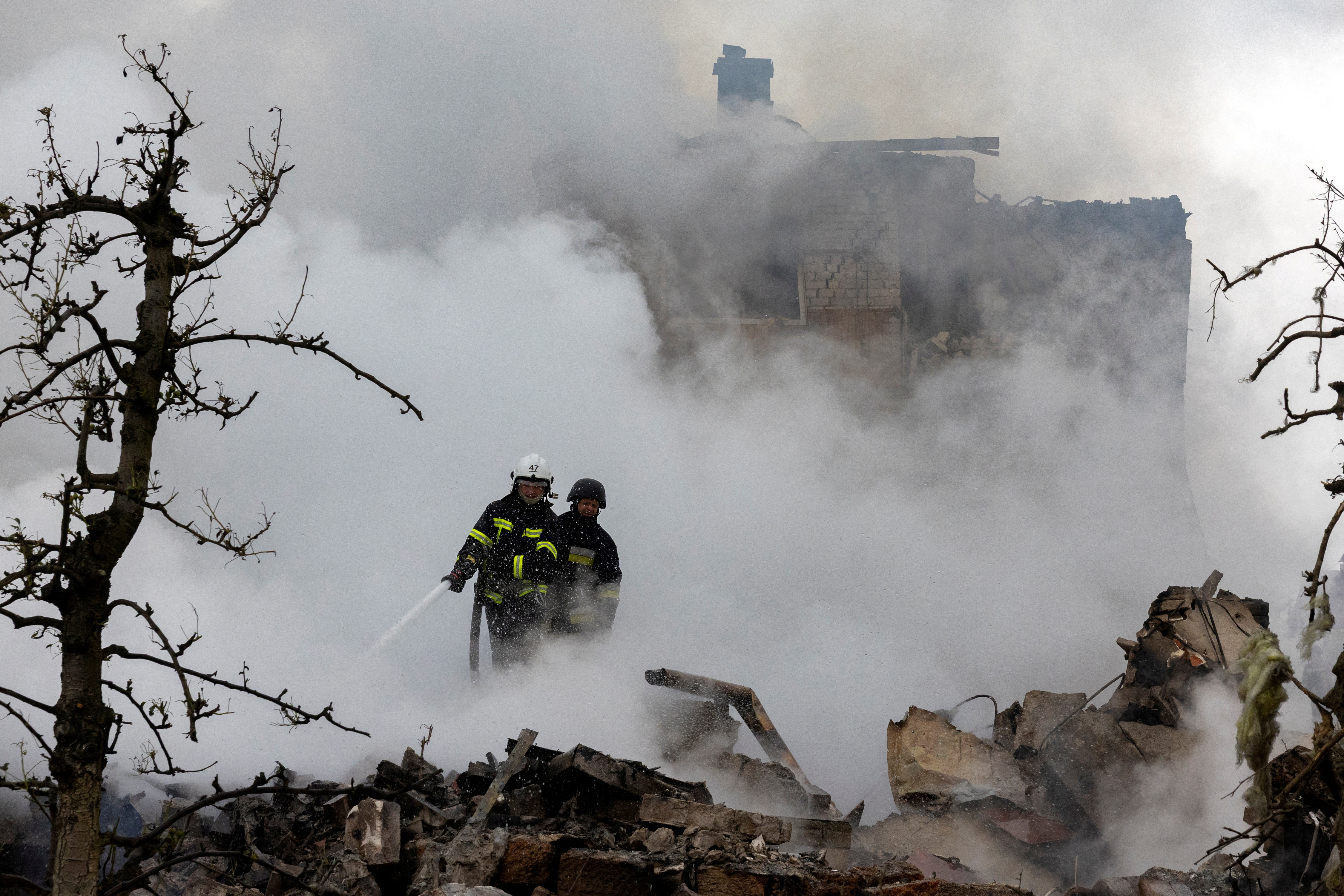 Ukrajinski gasilci po nedeljskem ruskem napadu v kijevski regiji