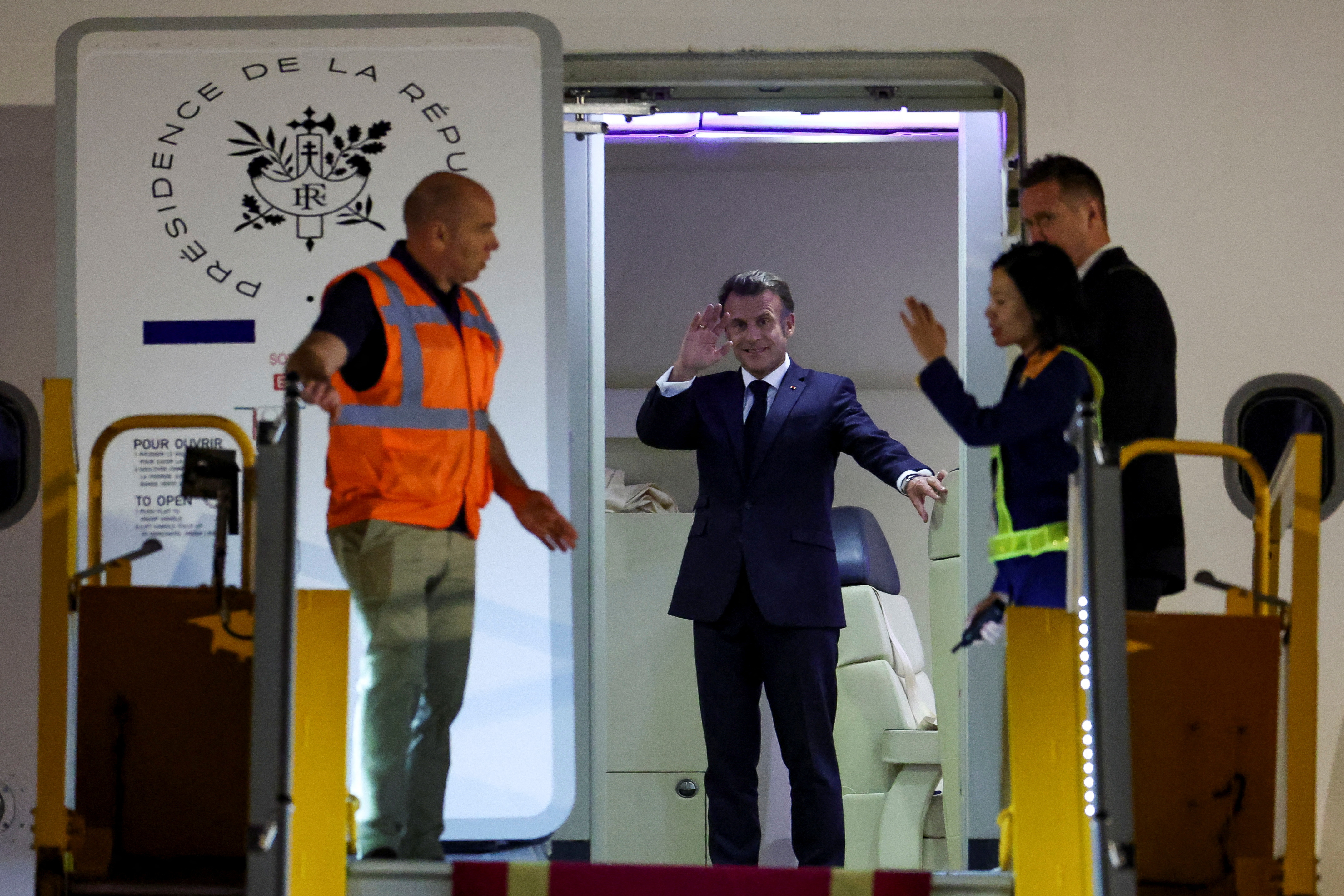 Emmanuel Macron s svojo ženo Brigitte obiskal Vietnam