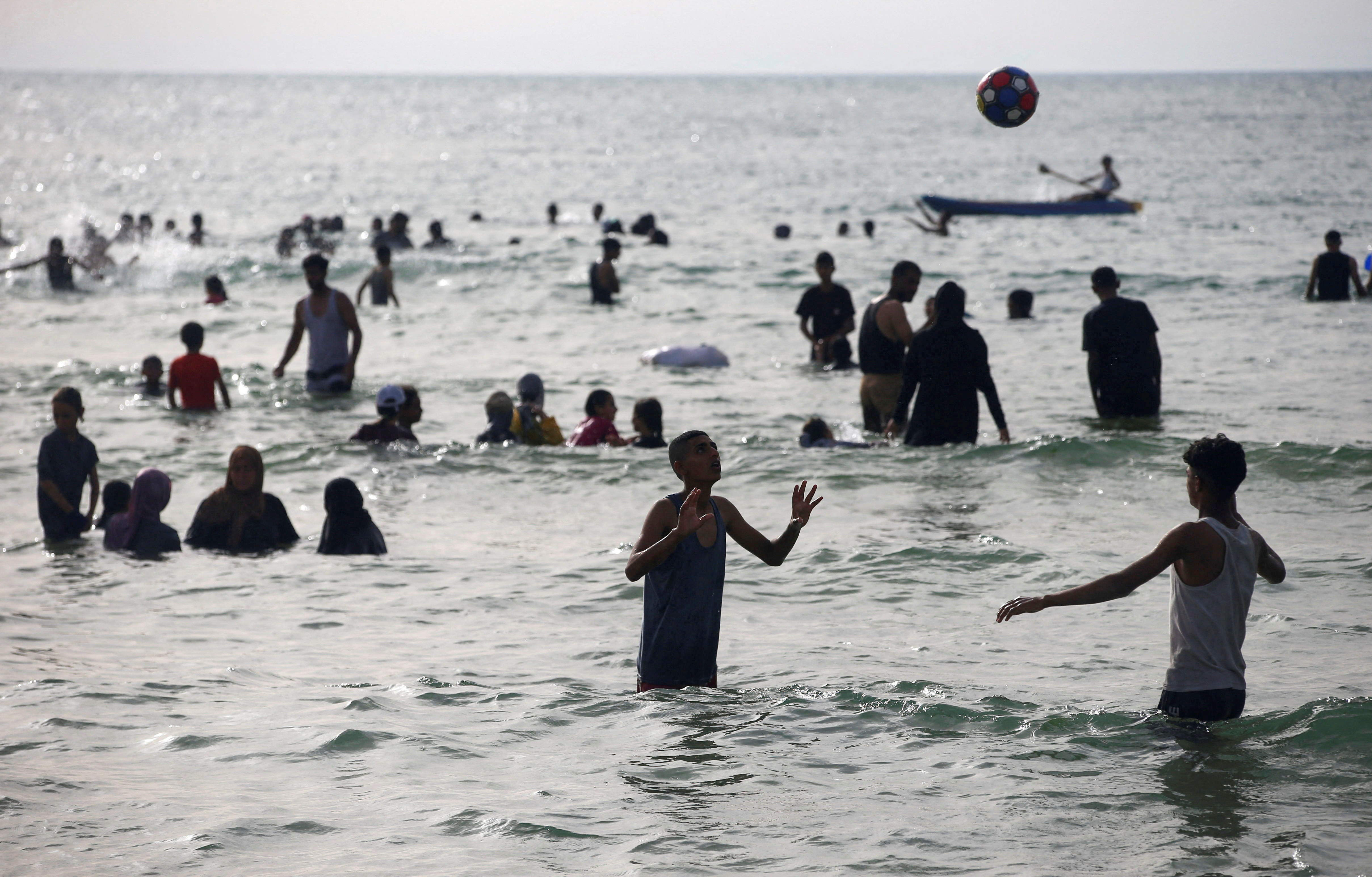 Palesitnci se kopajo v morju pri mestu Gaza