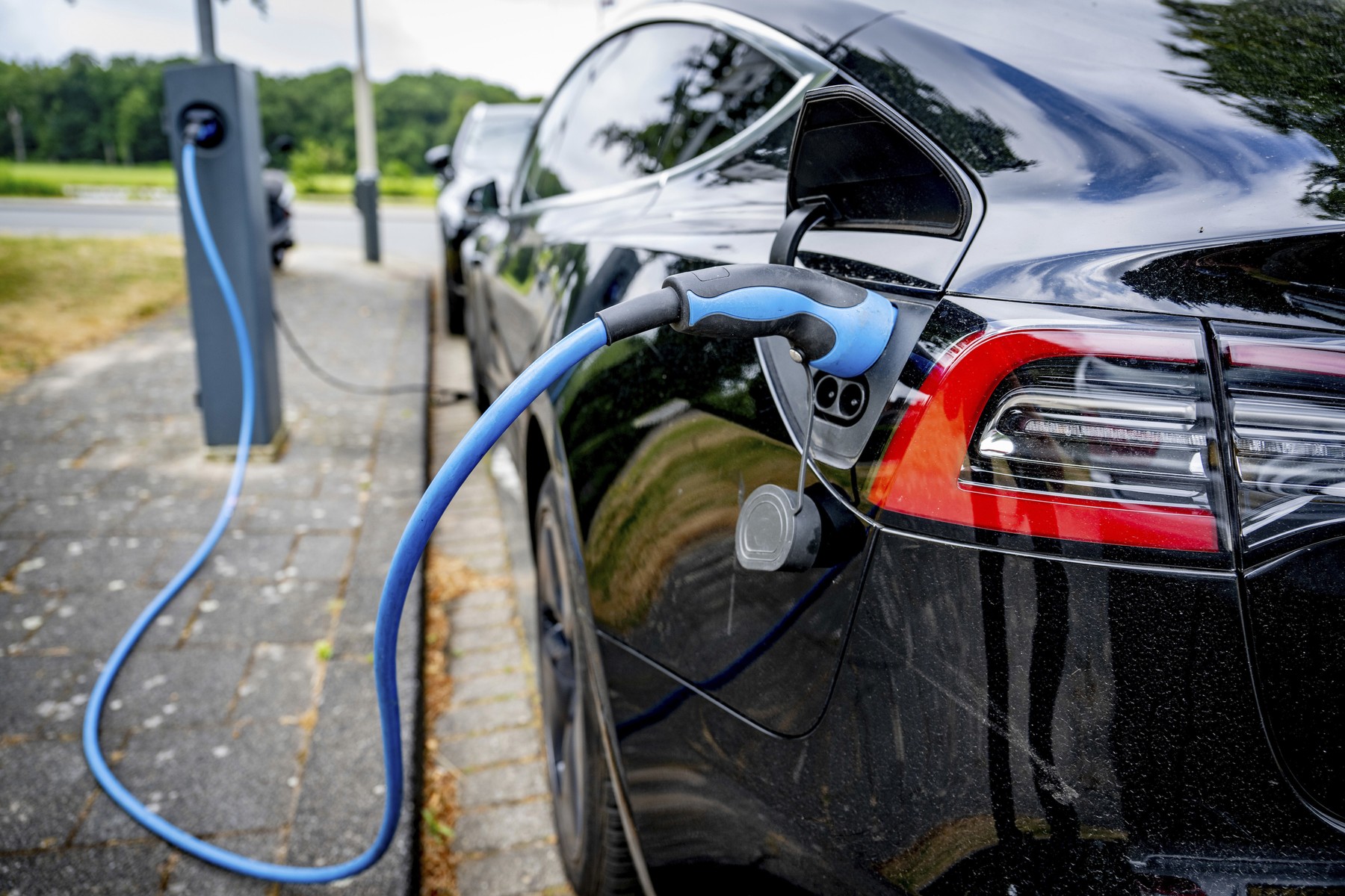 električni avto polnjenje baterije Foto PROFIMEDIA