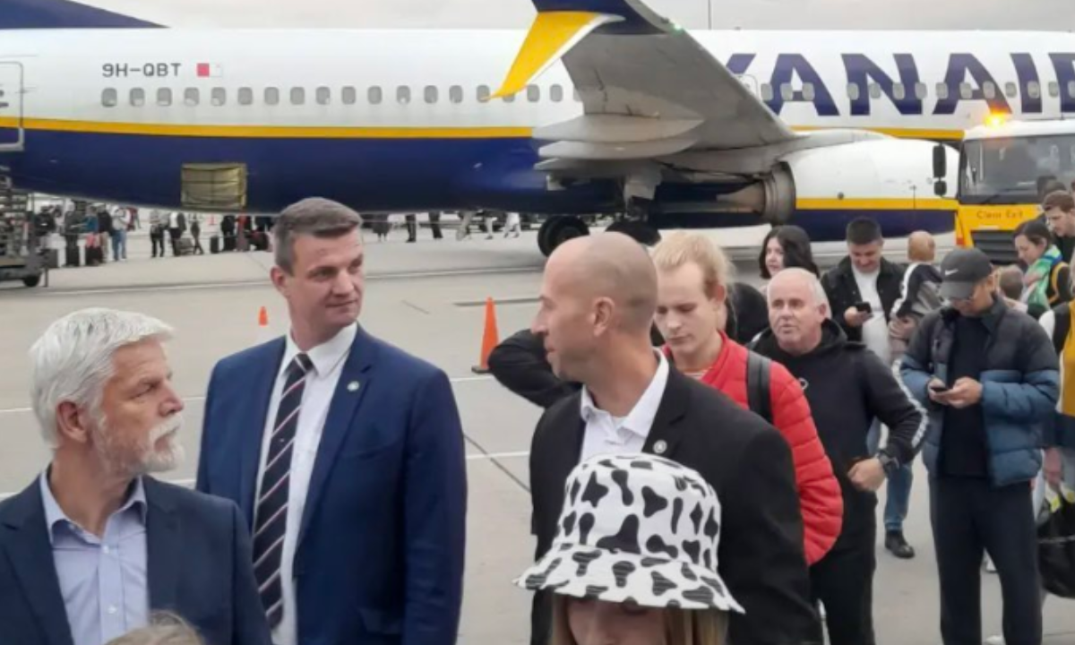 Češki predsednik Petr Pavel na Ryanair letu