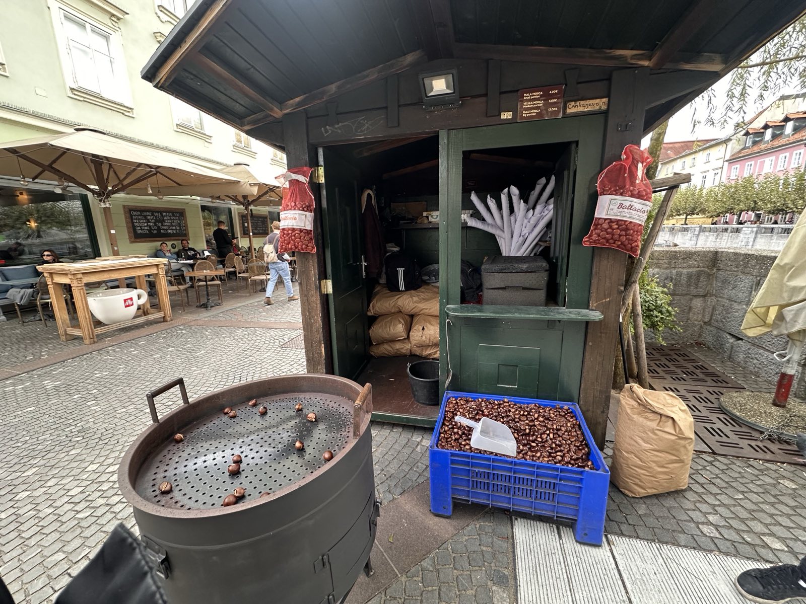 Utica za kostanj na Cankarjevem nabrežju