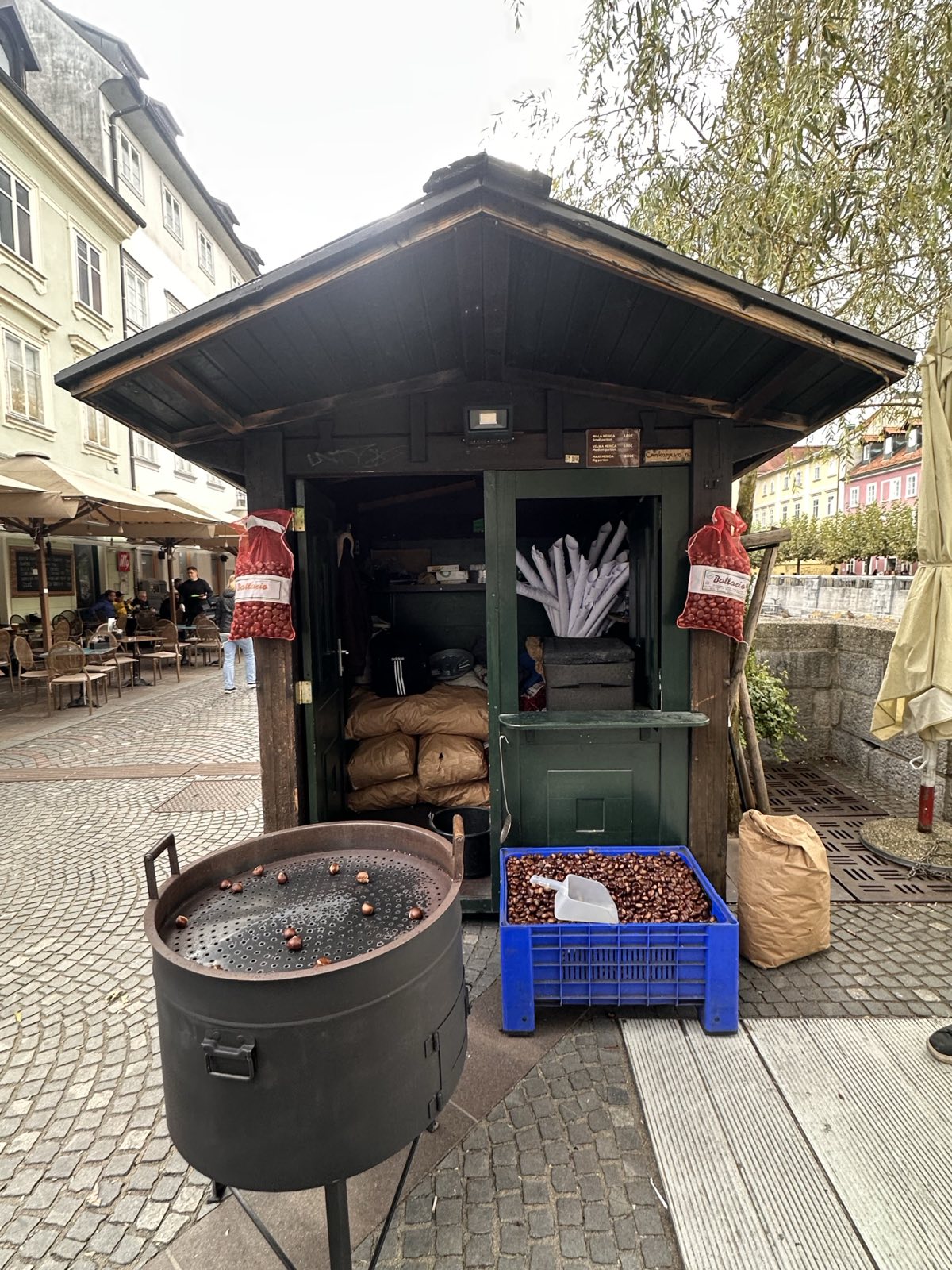 Utica za kostanj na Cankarjevem nabrežju pri brvi.