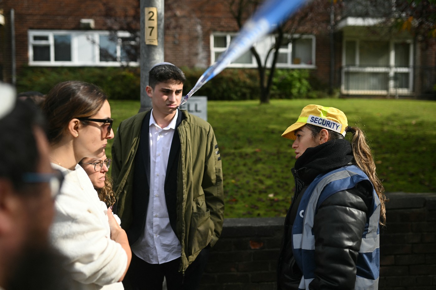 Ljudje žalujejo pred sinagogo v Manchestru